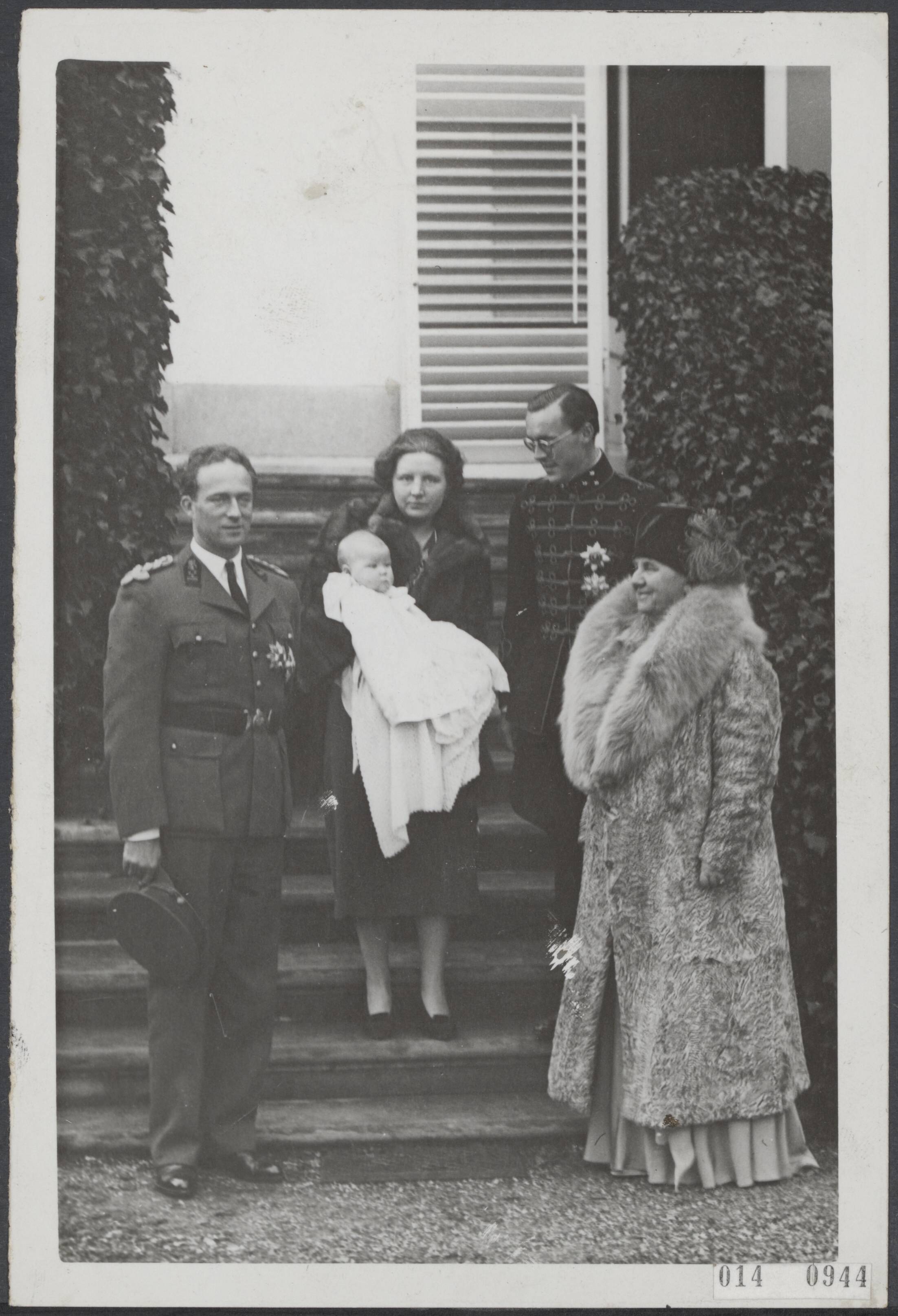 Fotocollectie Elsevier Binnenland — Bezoek van koning Leopold en koningin Wilhelmina aan het prinselijk gezin te Soestdijk — Foto: ANP / RVD of rechtenvrij. Licentie: Set B: Rechtenvrij / Publiek Domein. Bron: Nationaal Archief. http://hdl.handle.net/10648/adb23eae-d0b4-102d-bcf8-003048976d84