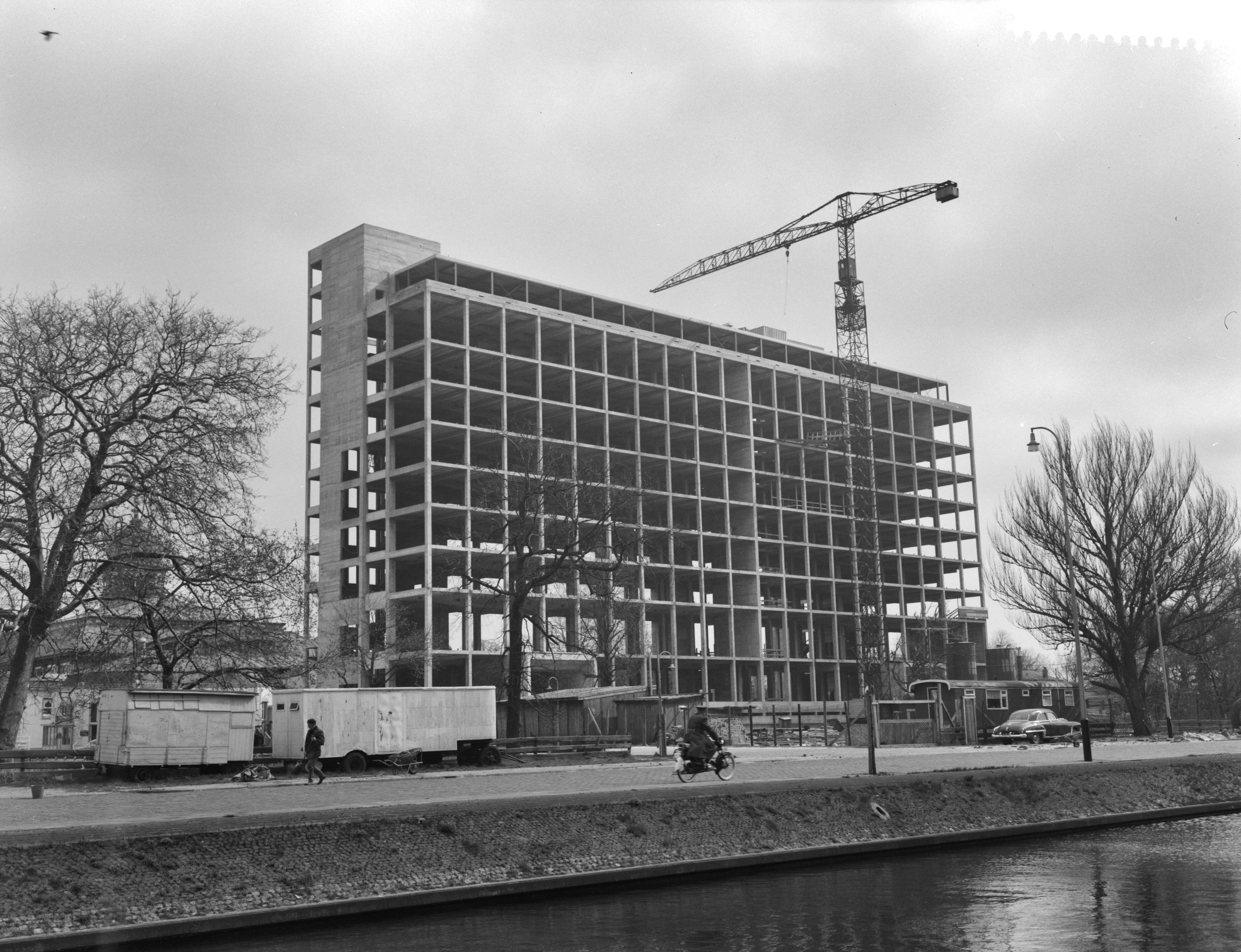 Fotocollectie Anefo — Bouw nieuw provinciehuis in Den Haag — Foto: Rossem, Wim van / Anefo. Licentie: Set B: Rechtenvrij / Publiek Domein. Bron: Nationaal Archief. http://hdl.handle.net/10648/a9cf39ae-d0b4-102d-bcf8-003048976d84