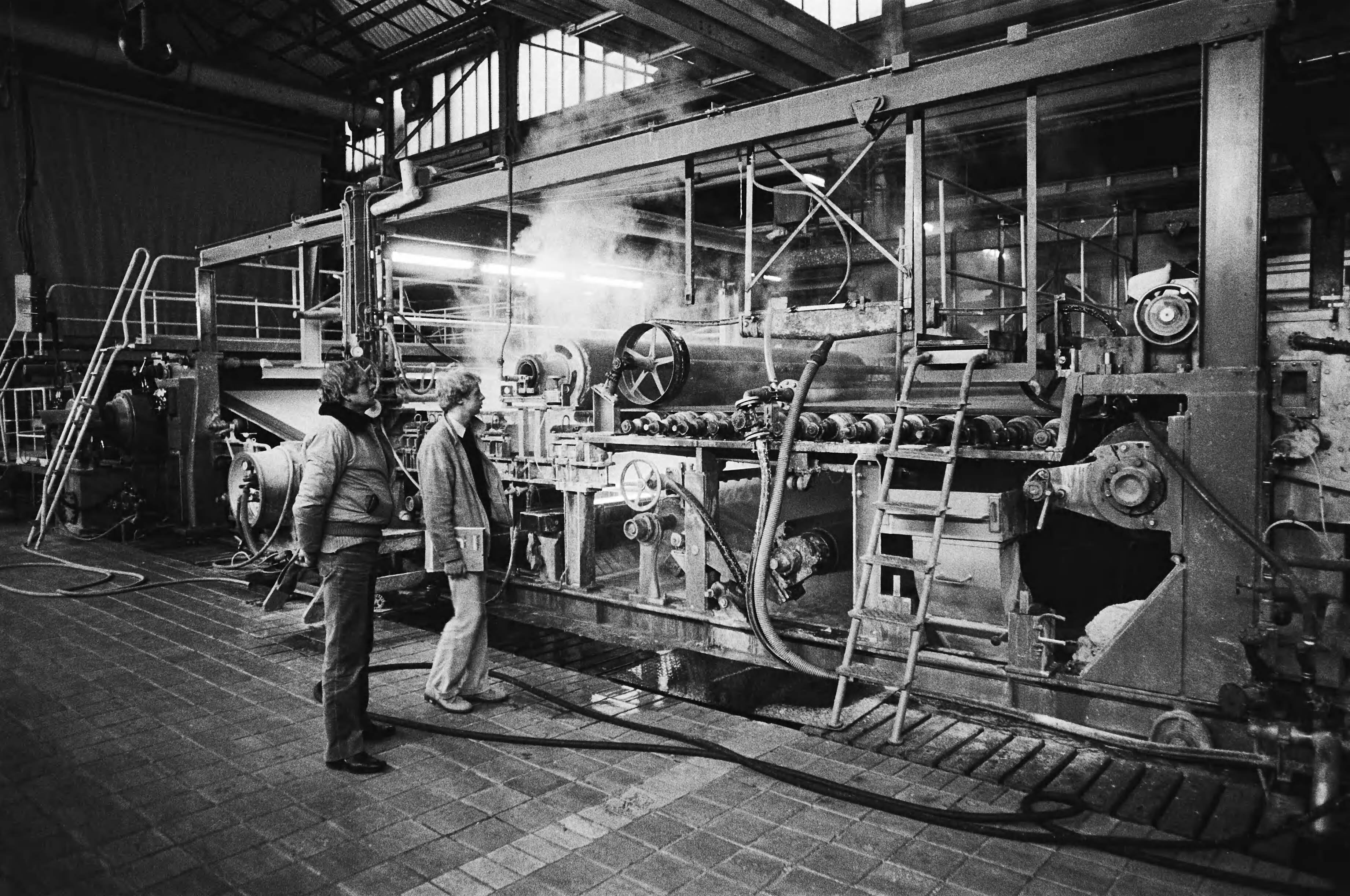 Fotocollectie Anefo — Van Gelder in Wormer bezet; asbest machine — Foto: Croes, Rob C. / Anefo. Licentie: Set B: Rechtenvrij / Publiek Domein. Bron: Nationaal Archief. http://hdl.handle.net/10648/acd88e0c-d0b4-102d-bcf8-003048976d84