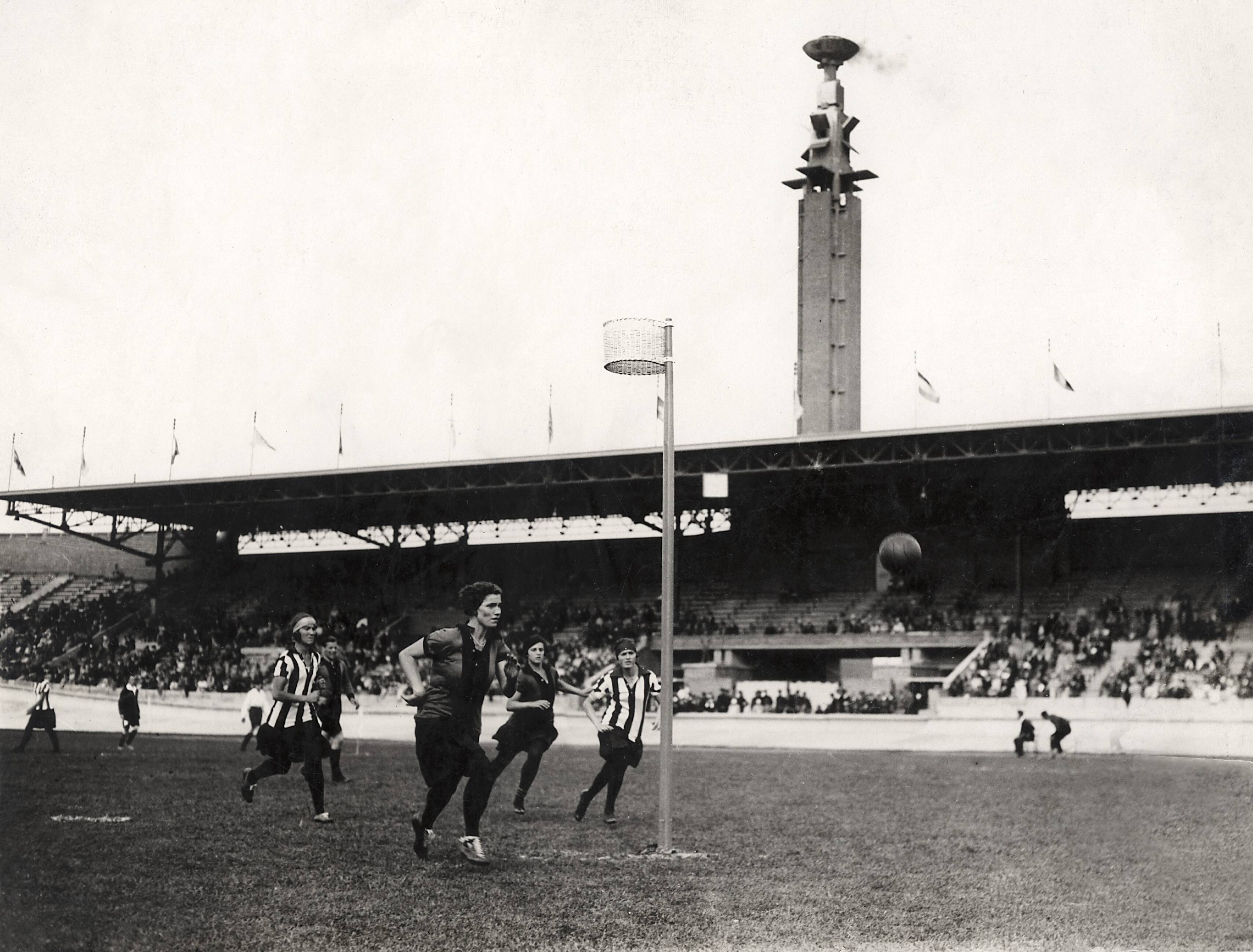 Sport — Sport. Olympische Spelen 1928 Amsterdam, Nederland : Wedstrijd van de demonstratiesport korfbal. — Foto: Fotograaf Onbekend / Algemeen Fotobureau Amsterdam / Rechtenvrij (05589). Licentie: Set B: Rechtenvrij / Publiek Domein. Bron: Nationaal Archief. http://hdl.handle.net/10648/35429da7-0c1c-a382-e063-6df0900a6686