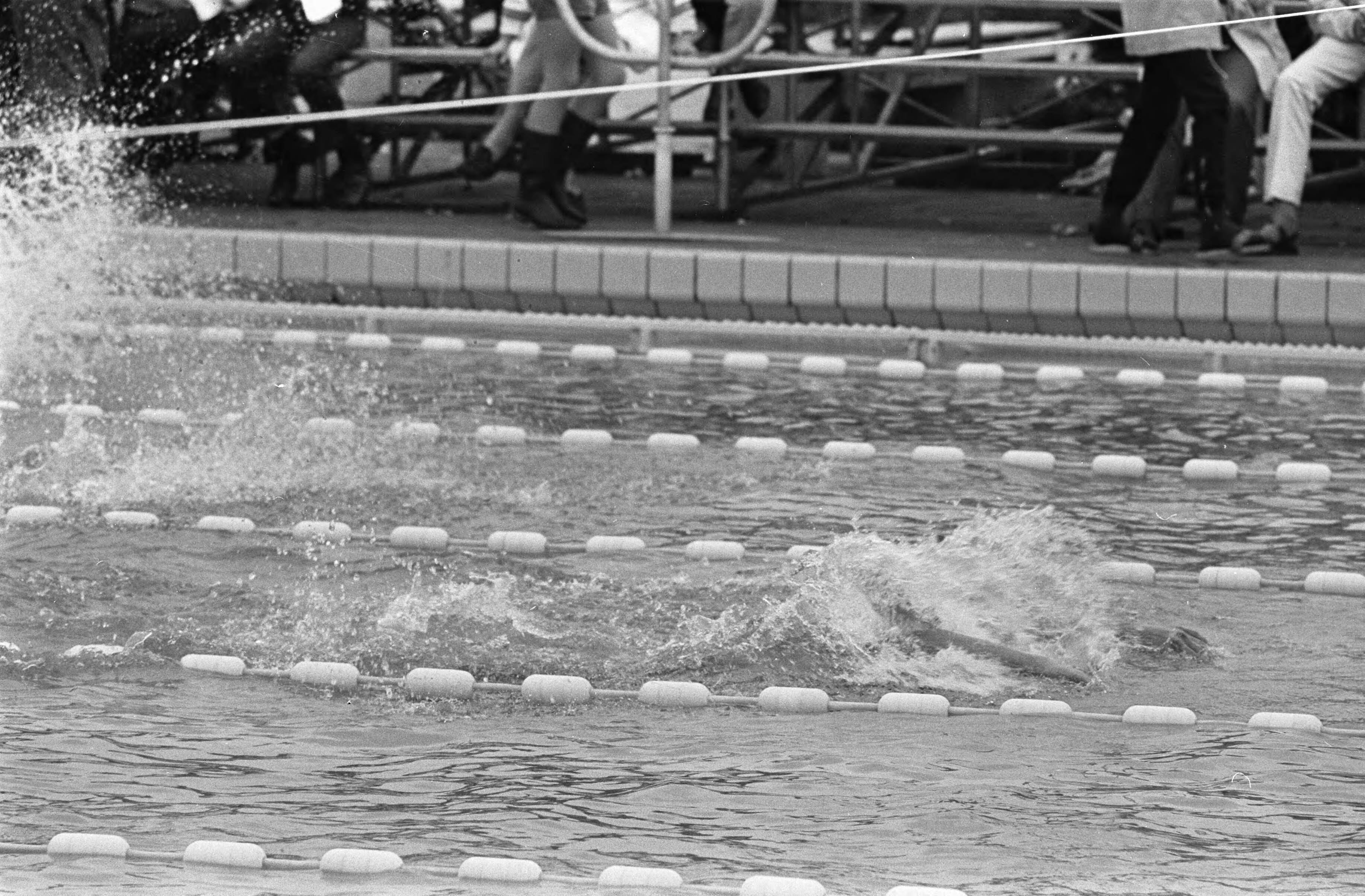 Nederlandse Zwemkampioenschappen te Breda — Start 400 m wisselslag heren — Foto: Fotograaf Onbekend / Anefo. Licentie: Set B: Rechtenvrij / Publiek Domein. Bron: Nationaal Archief. http://hdl.handle.net/10648/ab745a78-d0b4-102d-bcf8-003048976d84
