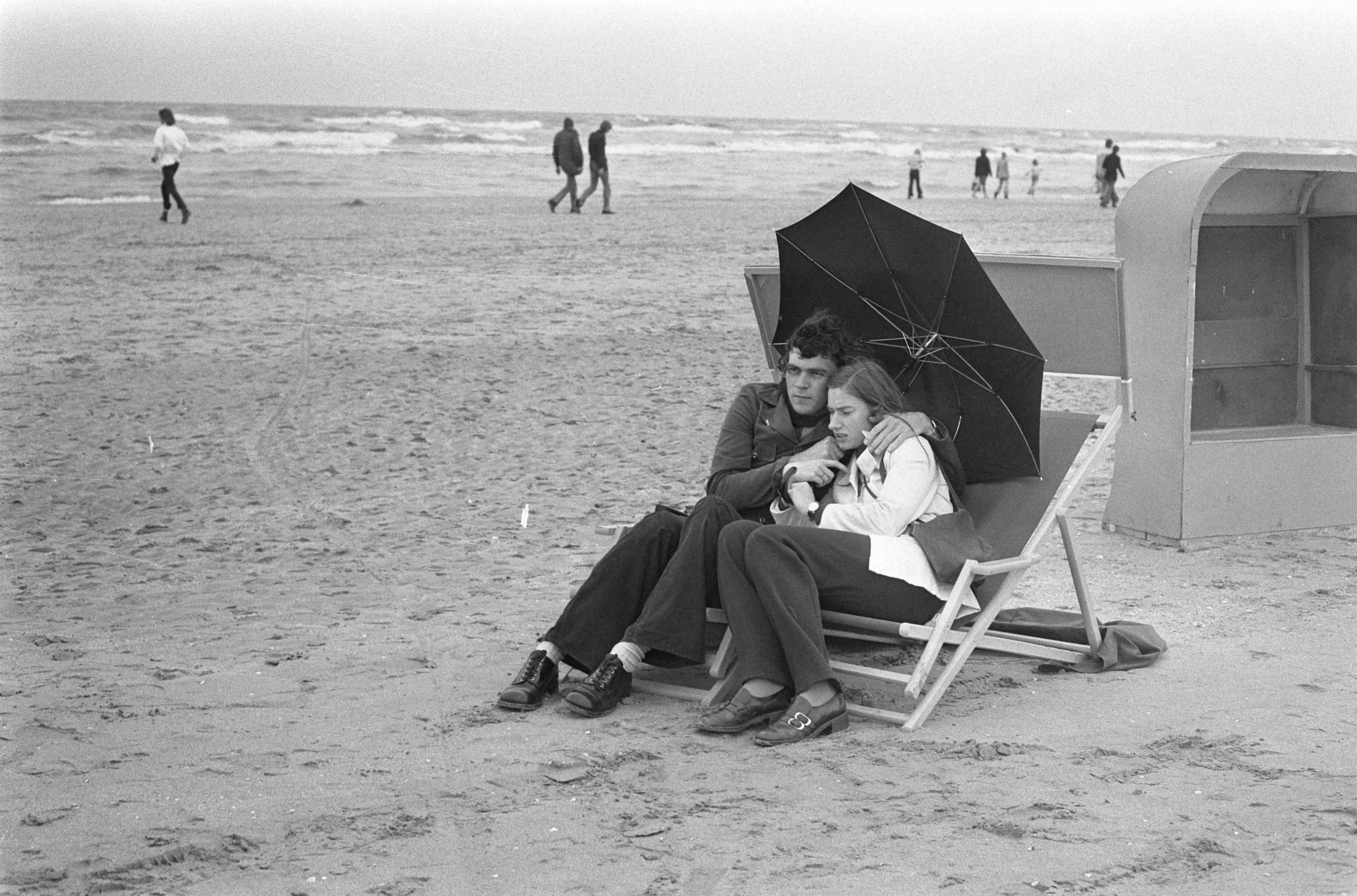 Fotocollectie Anefo — Mensen met paraplu op het strand van Zandvoort — Foto: Peters, Hans / Anefo. Licentie: Set B: Rechtenvrij / Publiek Domein. Bron: Nationaal Archief. http://hdl.handle.net/10648/abee6462-d0b4-102d-bcf8-003048976d84