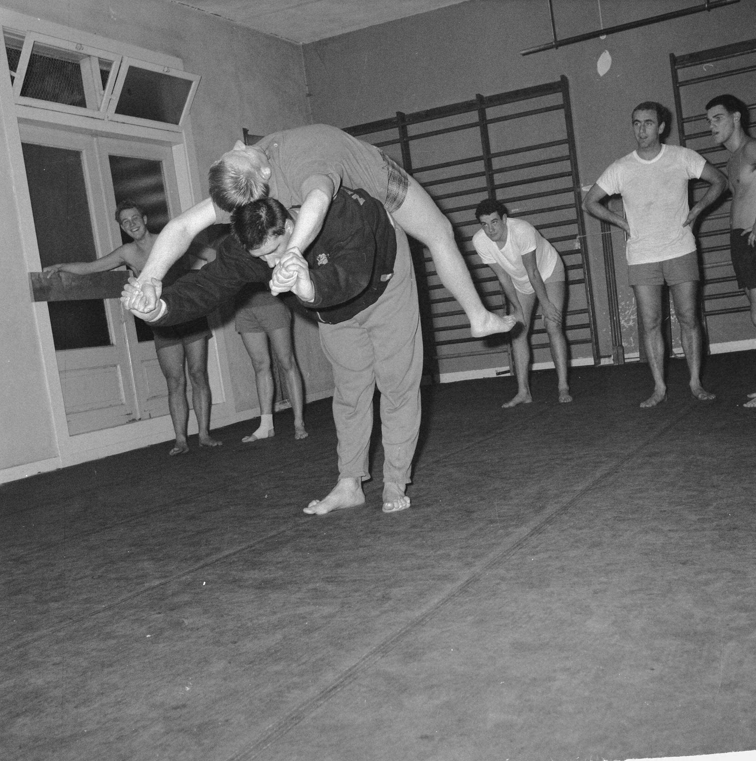 Fotocollectie Anefo — Training van het Nederlands waterpolo zevental door Anton Geesink te Utrecht — Foto: Nijs, Jac. de / Anefo. Licentie: Set B: Rechtenvrij / Publiek Domein. Bron: Nationaal Archief. http://hdl.handle.net/10648/aa1e564c-d0b4-102d-bcf8-003048976d84