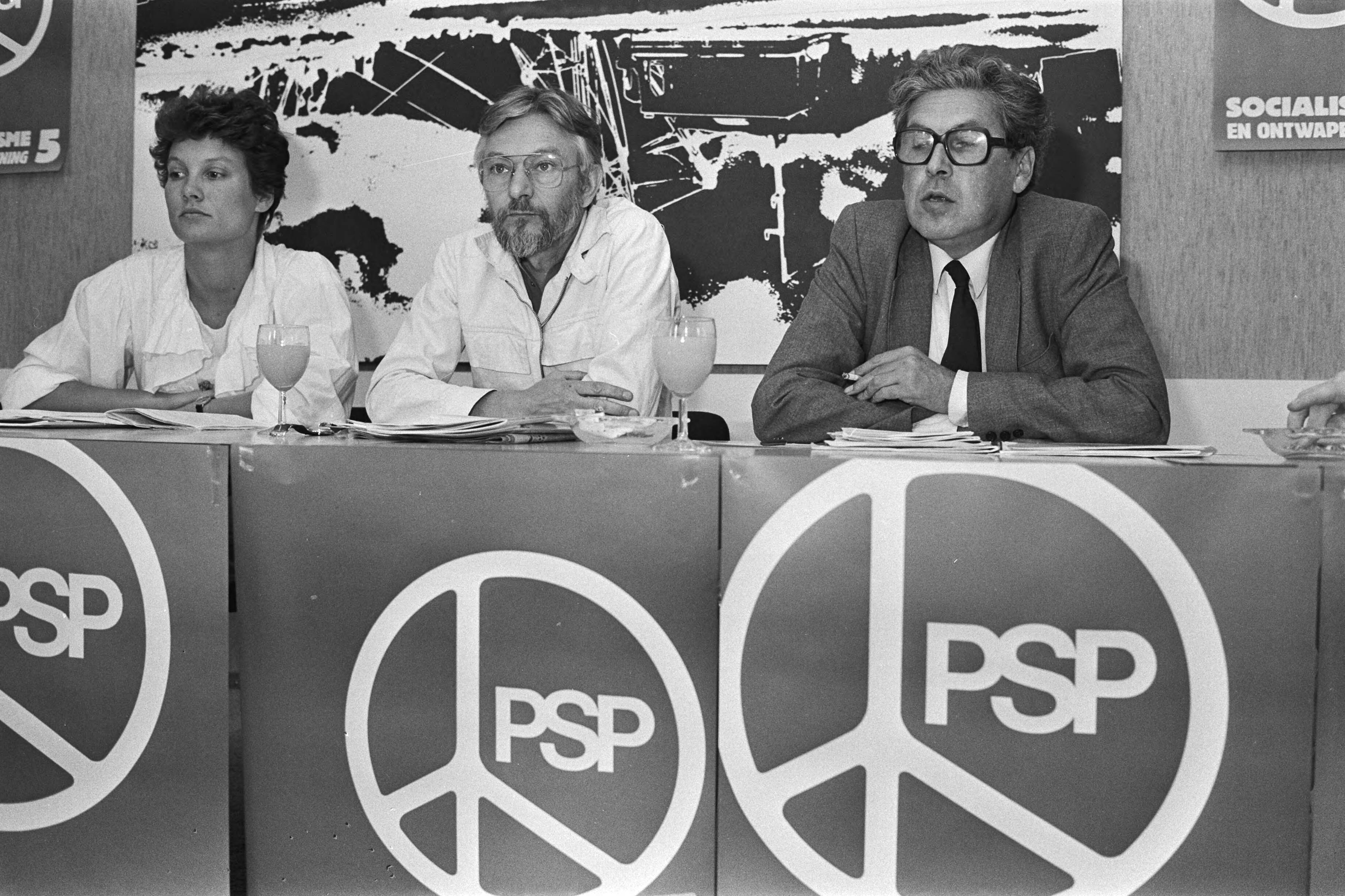 Fotocollectie Anefo — Start verkiezingscampagne PSP ( Den Haag ); v.l.n.r. Andrée van Es, Brian van de Lek en Fred van de Spek (fractievoorzitter) — Foto: Antonisse, Marcel / Anefo. Licentie: Set B: Rechtenvrij / Publiek Domein. Bron: Nationaal Archief. http://hdl.handle.net/10648/ad1ce3b8-d0b4-102d-bcf8-003048976d84
