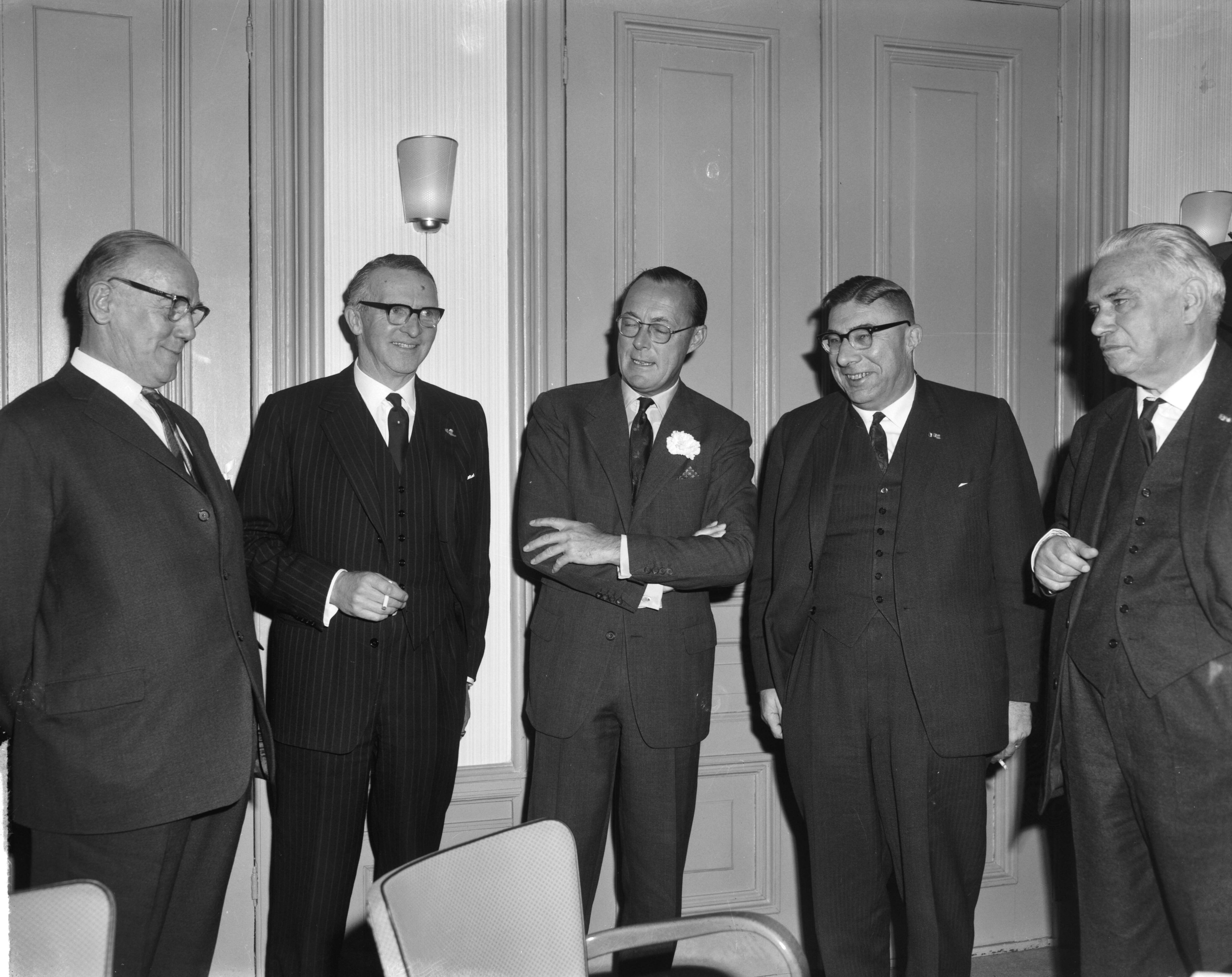 Fotocollectie Anefo — Congres Randgebieden in Leeuwarden begonnen. Vlnr. dr. D.H. Okma, voorzitter van het congres, Commissaris der Koningin Linthorst Homan, prins Bernhard, staatssecretaris Gijzels, oud-minister Gelissen — Foto: Bilsen, Joop van / Anefo. Licentie: Set B: Rechtenvrij / Publiek Domein. Bron: Nationaal Archief. http://hdl.handle.net/10648/aa379440-d0b4-102d-bcf8-003048976d84