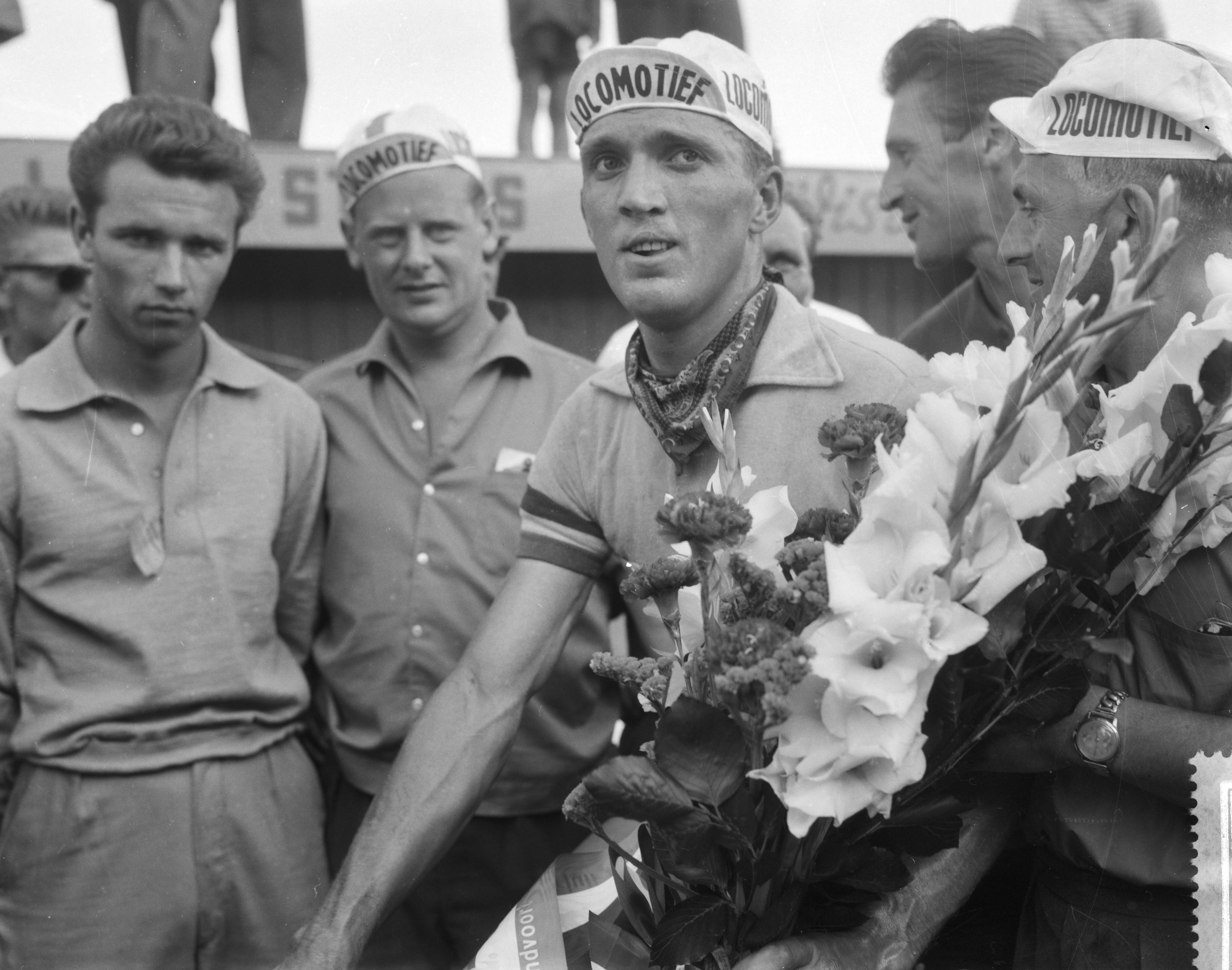 Fotocollectie Anefo — Laatste rit van het Nederlands kampioenschap wielrennen op de weg voor profs op het circuit van Zandvoort. Coen Niesten (5e) — Foto: Bilsen, Joop van / Anefo. Licentie: Set B: Rechtenvrij / Publiek Domein. Bron: Nationaal Archief. http://hdl.handle.net/10648/a999c1b6-d0b4-102d-bcf8-003048976d84