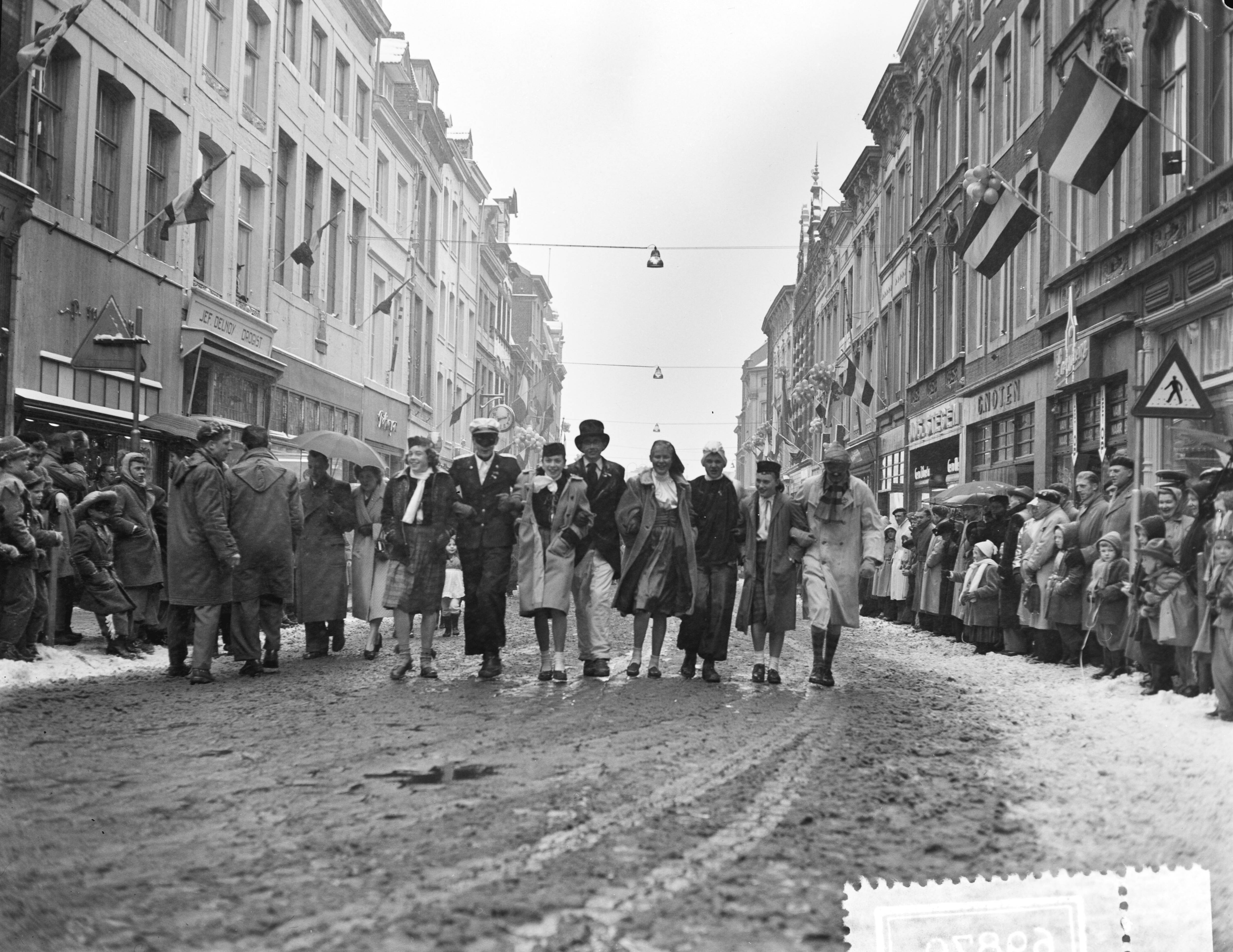 Fotocollectie Anefo — Carnavalsoptocht te Maastricht in de sneeuw — Foto: Pot, Harry / Anefo. Licentie: Set B: Rechtenvrij / Publiek Domein. Bron: Nationaal Archief. http://hdl.handle.net/10648/a930f406-d0b4-102d-bcf8-003048976d84