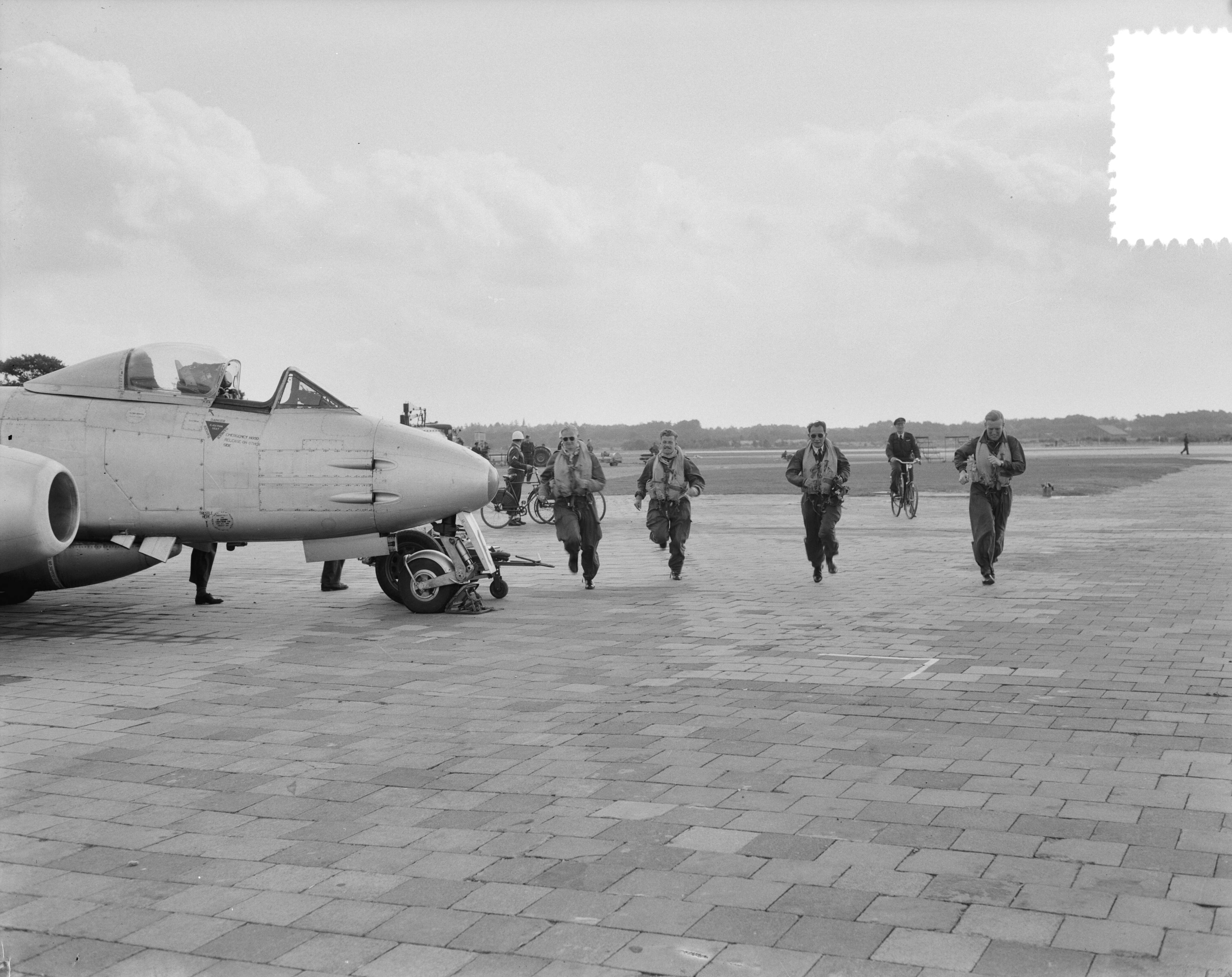 Luchtmachtoefening Soesterberg — Luchtmachtoefening Soesterberg. Wedloop naar Soest — Foto: Consenheim, Wim / Anefo. Licentie: Set B: Rechtenvrij / Publiek Domein. Bron: Nationaal Archief. http://hdl.handle.net/10648/a8ffaba8-d0b4-102d-bcf8-003048976d84