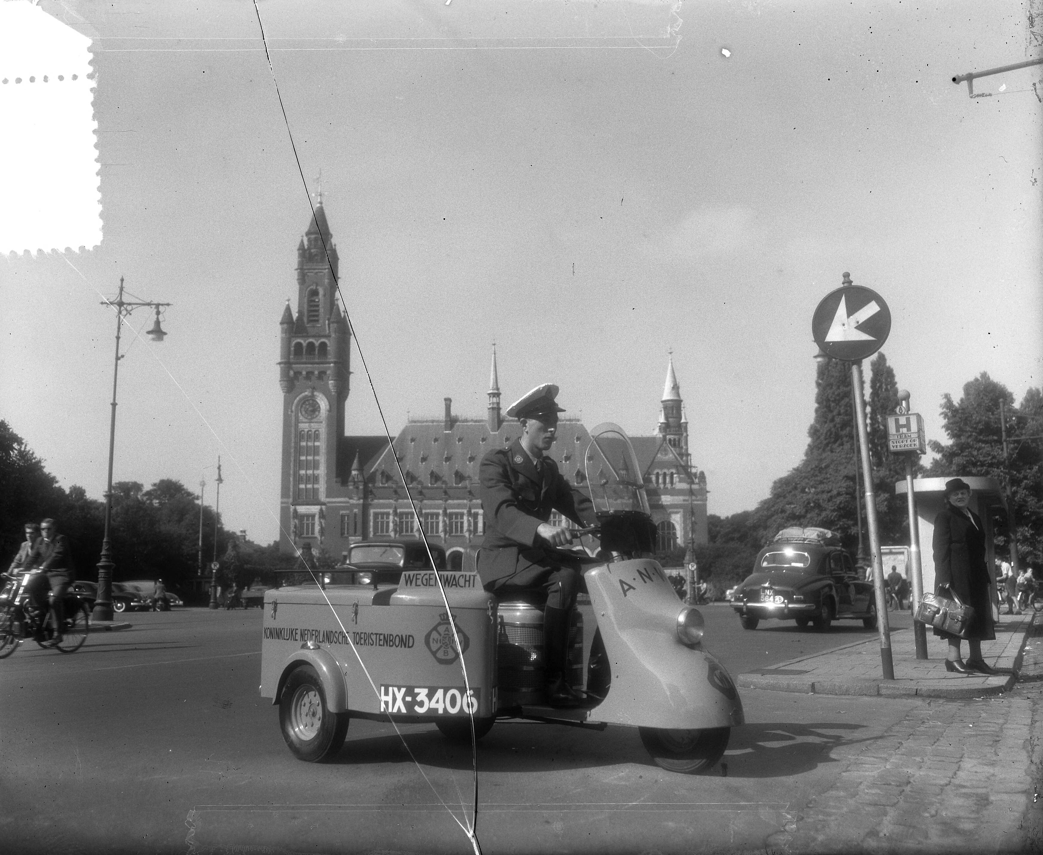 Scooter voor de Wegenwacht van de ANWB — Scooter voor de Wegenwacht van de ANWB. Voorlopig zal een scooter op de weg Rotterdam-Den Haag en Rotterdam-Gouda rijden. Deze scooter is speciaal voor de ANWB gemaakt en bezit een zwaardere motor n.l. 200cc dan de normale scooters — Foto: Duinen, H. van / Anefo. Licentie: Set B: Rechtenvrij / Publiek Domein. Bron: Nationaal Archief. http://hdl.handle.net/10648/a8ee8f30-d0b4-102d-bcf8-003048976d84