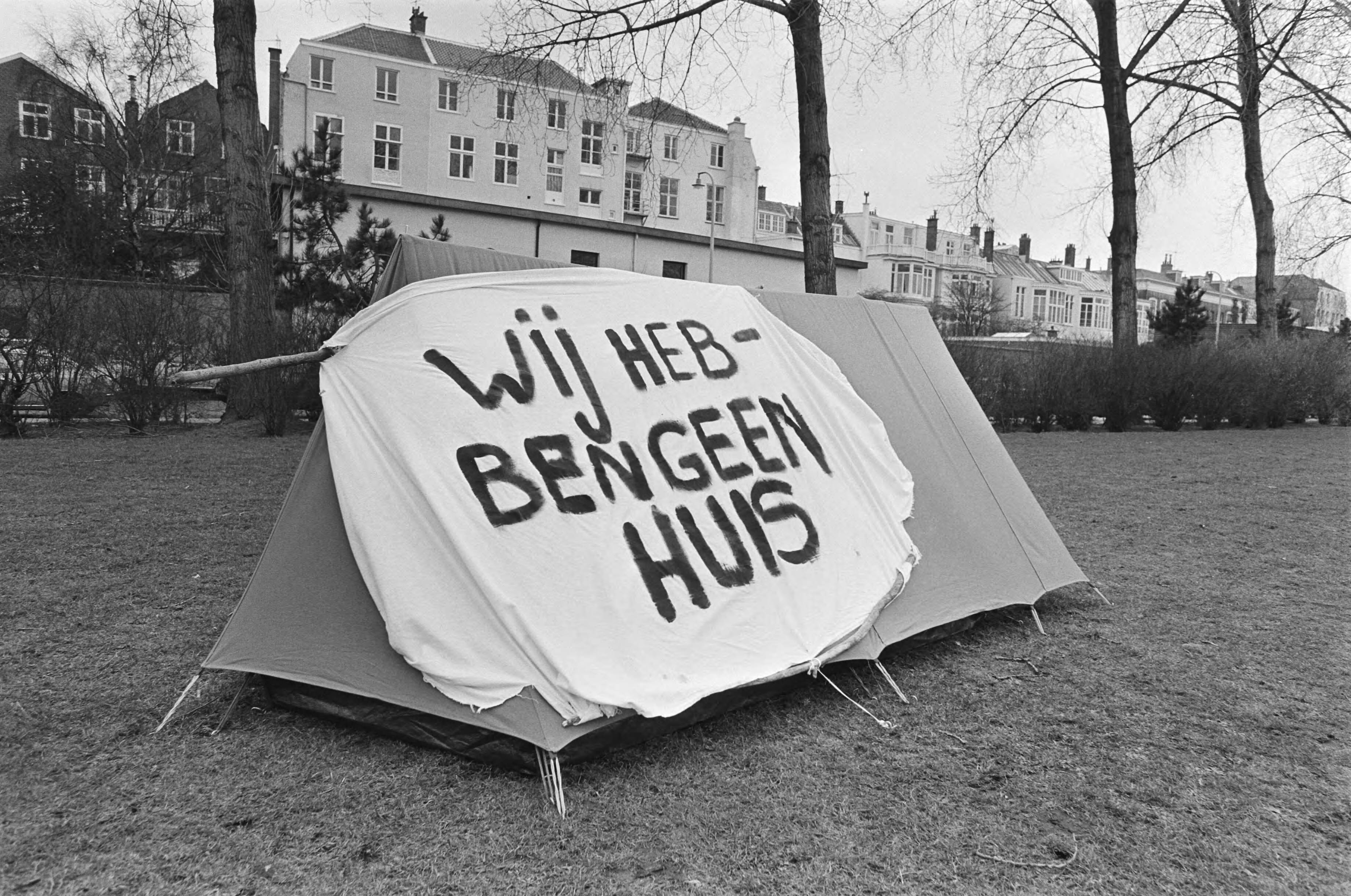 Fotocollectie Anefo — Tent met tekst "Wij hebben geen huis" bewoond voor hoofdbureau van politie in Den Haag , de tent aan de Burgemeester De Monchyplein in Den Haag / — Foto: Antonisse, Marcel / Anefo. Licentie: Set B: Rechtenvrij / Publiek Domein. Bron: Nationaal Archief. http://hdl.handle.net/10648/acf545ba-d0b4-102d-bcf8-003048976d84