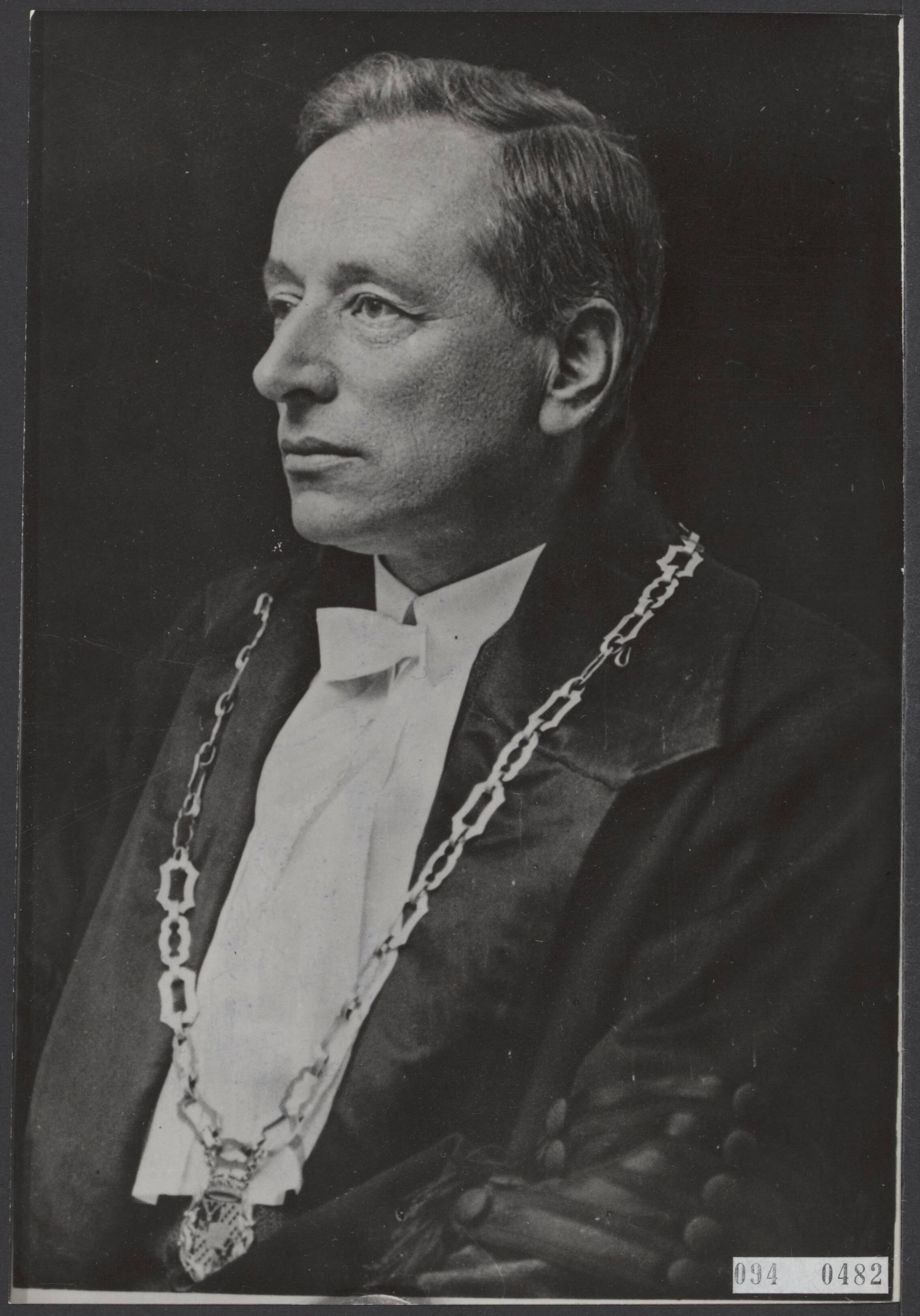 Fotocollectie Elsevier Binnenland — Prof. F. Zernike te Groningen, kandidaat voor de Nobelprijs voor Natuurkunde — Foto: Fotograaf Onbekend / Anefo. Licentie: Set B: Rechtenvrij / Publiek Domein. Bron: Nationaal Archief. http://hdl.handle.net/10648/ae2ca31a-d0b4-102d-bcf8-003048976d84