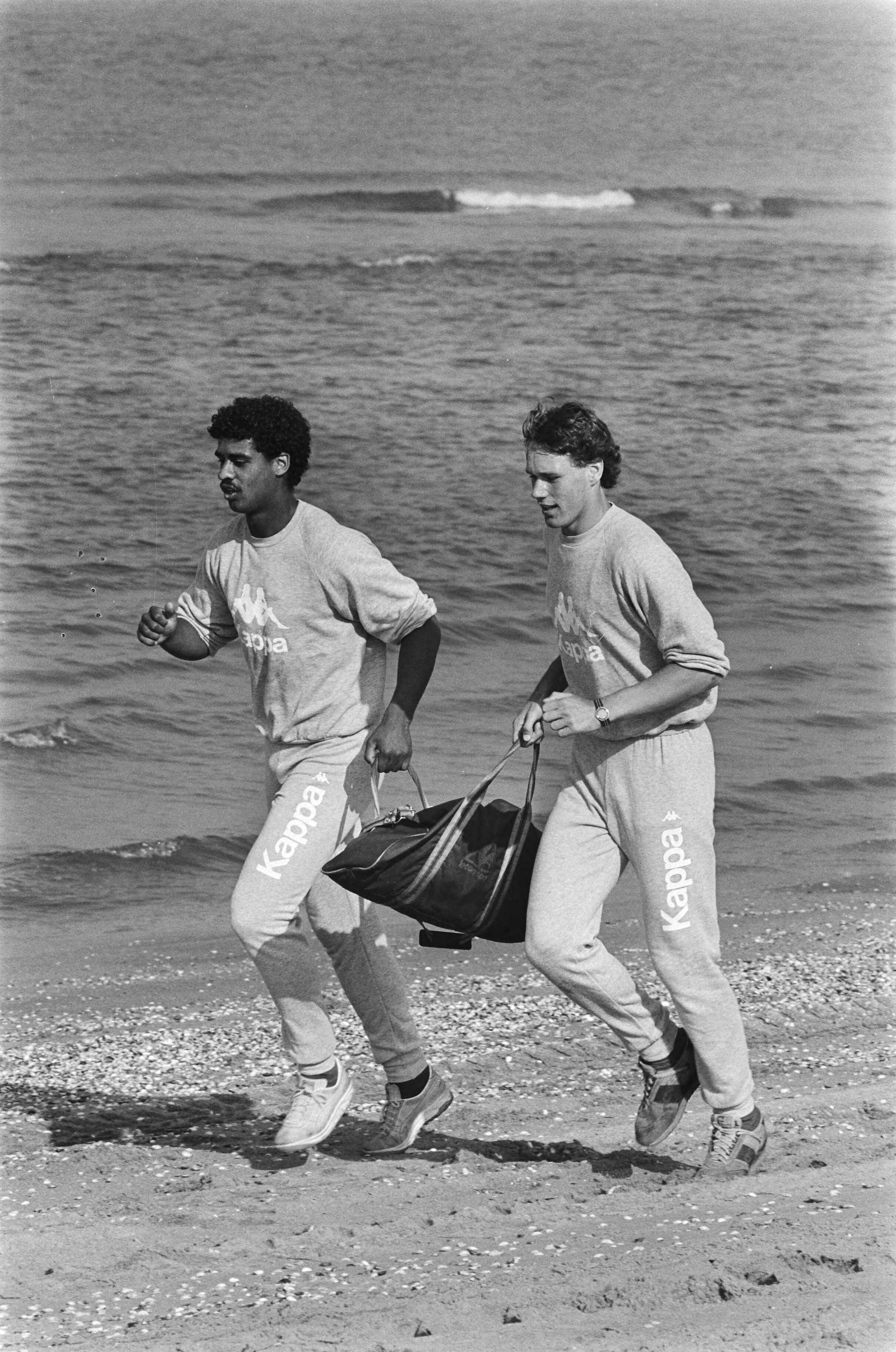 Fotocollectie Anefo — Training Ajax op strand Wassenaar; Rijkaard (l) en Van Basten — Foto: Croes, Rob C. / Anefo. Licentie: Set B: Rechtenvrij / Publiek Domein. Bron: Nationaal Archief. http://hdl.handle.net/10648/ad4b0dc4-d0b4-102d-bcf8-003048976d84