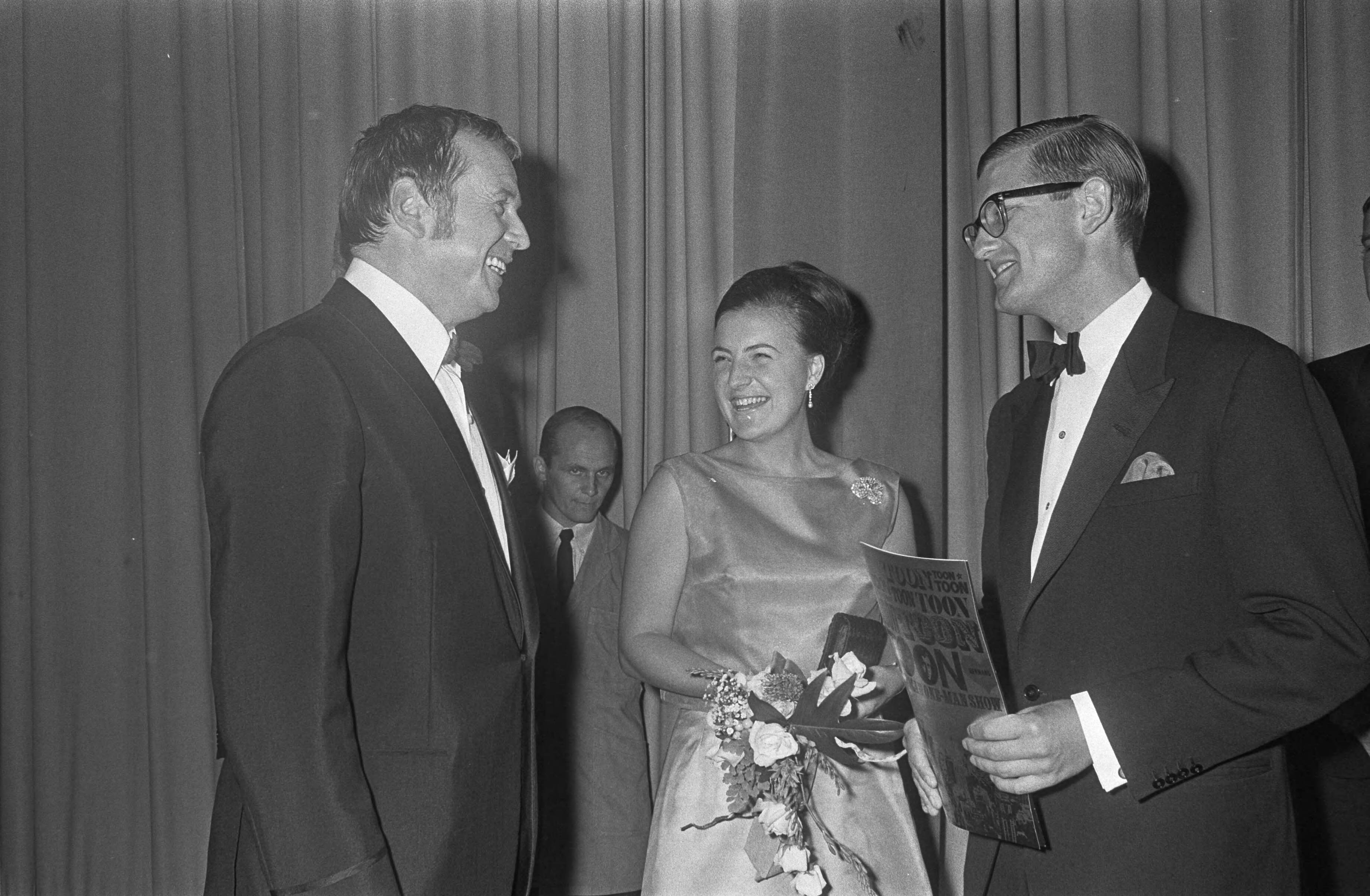 Gala première Toon Hermans te Maastricht — Voor de aanvang is Toon Hermans in gesprek met Prinses Margriet en Pieter van Vollenhoven — Foto: Fotograaf Onbekend / Anefo. Licentie: Set B: Rechtenvrij / Publiek Domein. Bron: Nationaal Archief. http://hdl.handle.net/10648/ab49dc12-d0b4-102d-bcf8-003048976d84