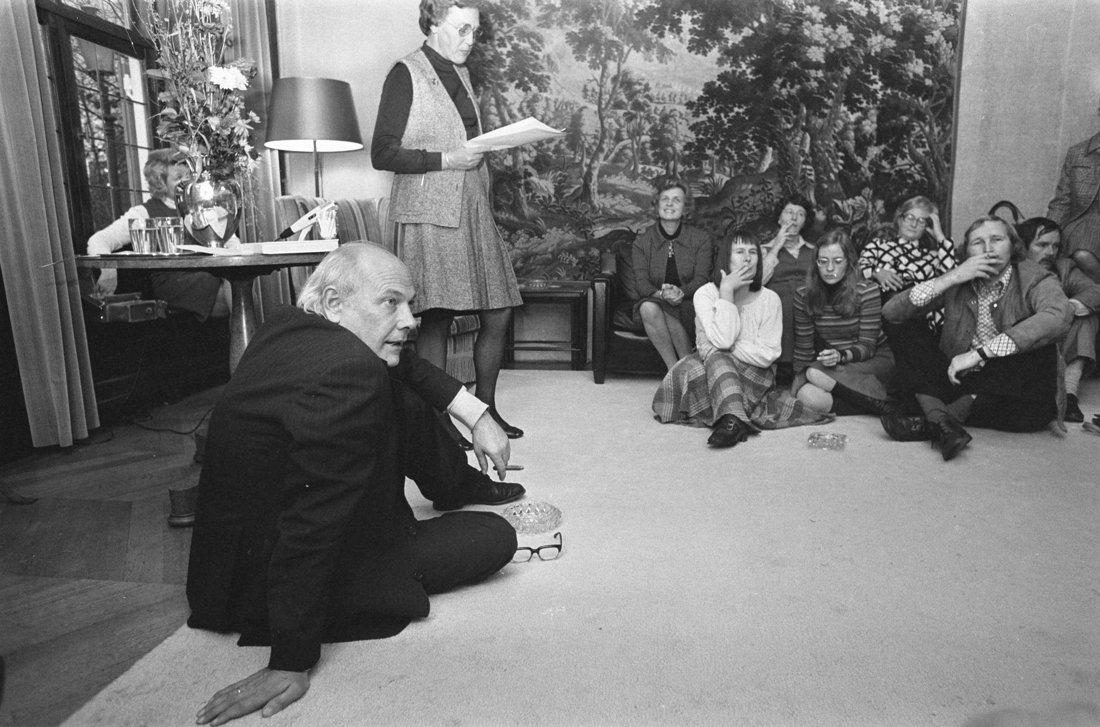 Fotocollectie Anefo — Premier Den Uyl installeert Nederlandse Commissie voor het Int. Jaar van de Vrouw in Catshuis in Den Haag — Foto: Mieremet, Rob / Anefo. Licentie: Set B: Rechtenvrij / Publiek Domein. Bron: Nationaal Archief. http://hdl.handle.net/10648/ac5a4380-d0b4-102d-bcf8-003048976d84
