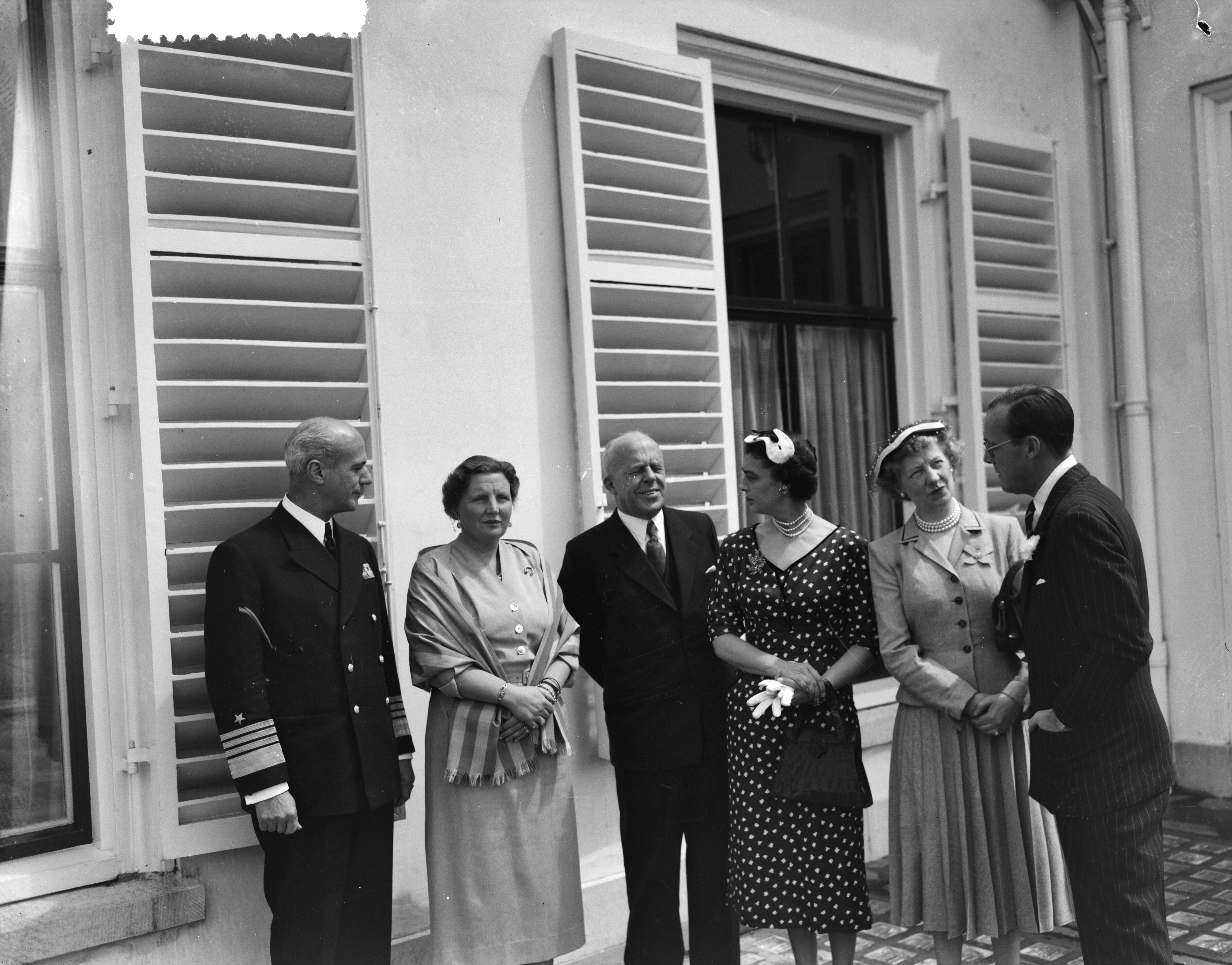 Fotocollectie Anefo — Bezoek van de Amerikaanse admiraal Jerauld Wright aan koningin Juliana en prins Bernhard op paleis Soestdijk V.l.n.r. admiraal Wright, koningin Juliana, minister Staf van Oorlog, mevrouw Wright, mevrouw Staf en prins Bernhard — Foto: Noske, J.D. / Anefo. Licentie: Set B: Rechtenvrij / Publiek Domein. Bron: Nationaal Archief. http://hdl.handle.net/10648/a9251348-d0b4-102d-bcf8-003048976d84