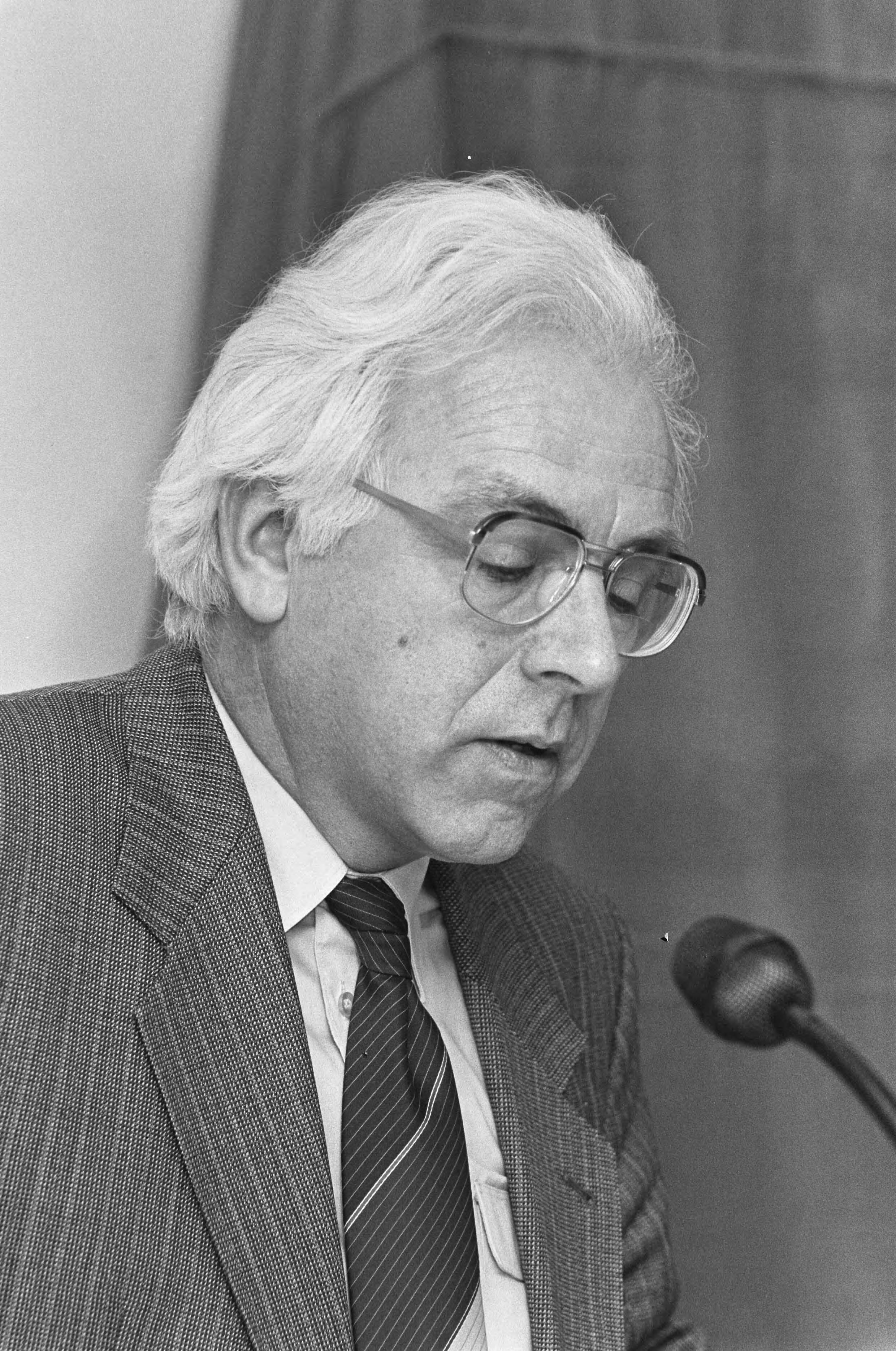Fotocollectie Anefo — Presentatie literatuurpostzegels (Huygens en Multatuli) in Den Haag ; prof. Strengholt , kop — Foto: Bogaerts, Rob / Anefo. Licentie: Set B: Rechtenvrij / Publiek Domein. Bron: Nationaal Archief. http://hdl.handle.net/10648/ad5dbc62-d0b4-102d-bcf8-003048976d84