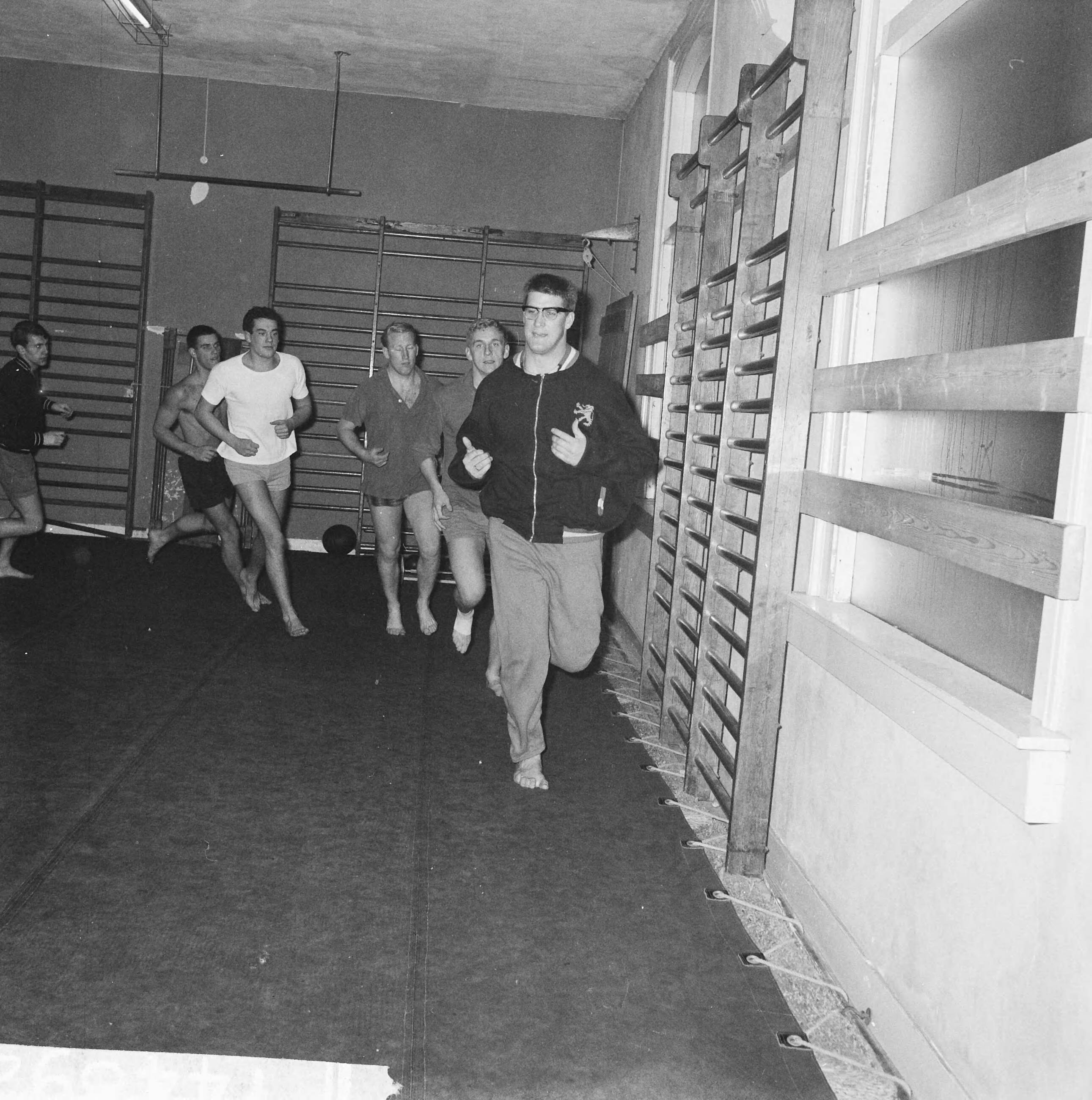 Fotocollectie Anefo — Training van het Nederlands waterpolo zevental door Anton Geesink te Utrecht — Foto: Nijs, Jac. de / Anefo. Licentie: Set B: Rechtenvrij / Publiek Domein. Bron: Nationaal Archief. http://hdl.handle.net/10648/aa1e552a-d0b4-102d-bcf8-003048976d84