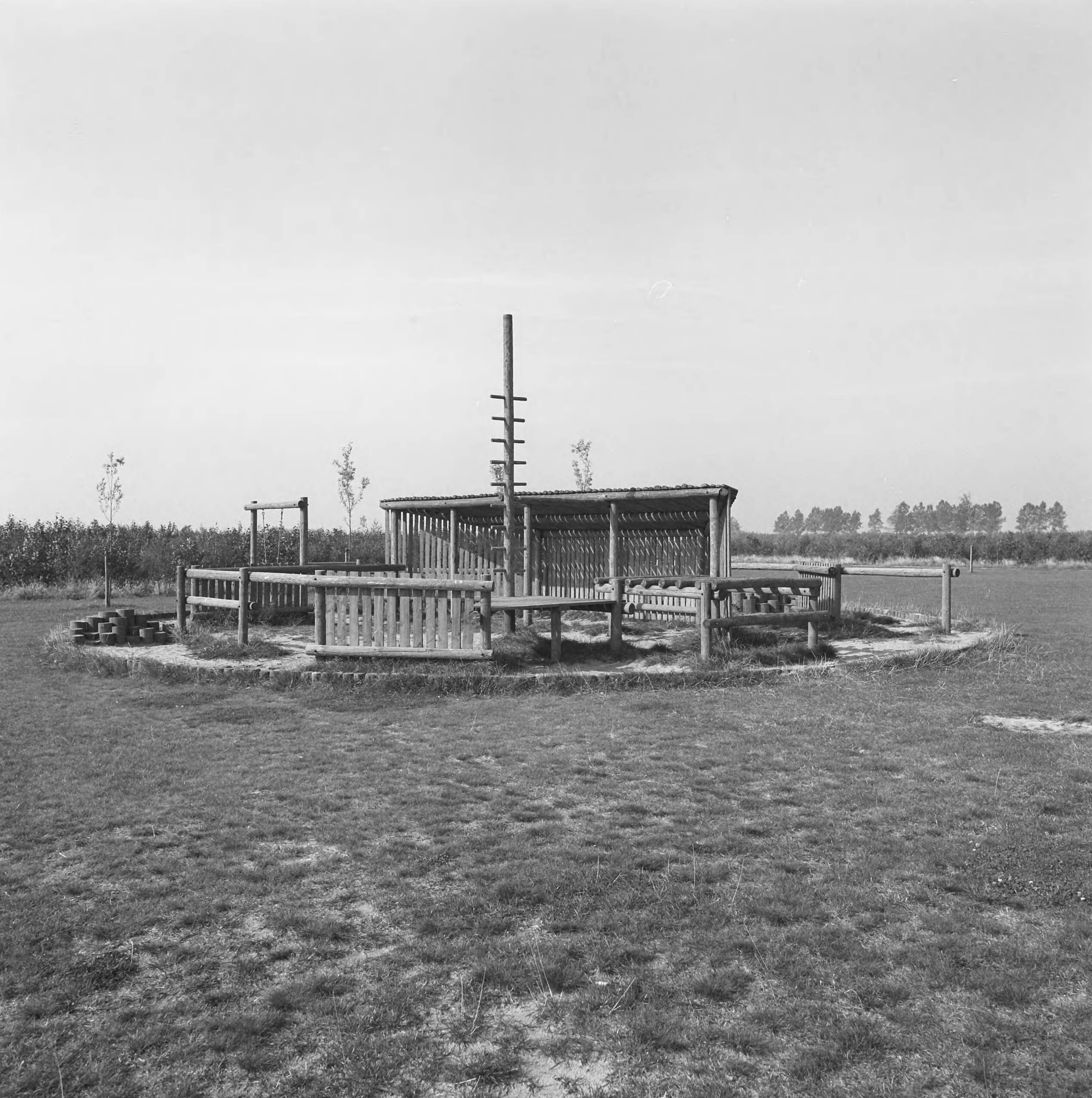 Fotocollectie Nederlandse Heidemaatschappij — Zoetermeer. Speelwerktuigen rond flats — Foto: Fotograaf Onbekend / Heidemij. Licentie: Set B: Rechtenvrij / Publiek Domein. Bron: Nationaal Archief. http://hdl.handle.net/10648/ae834df0-d0b4-102d-bcf8-003048976d84