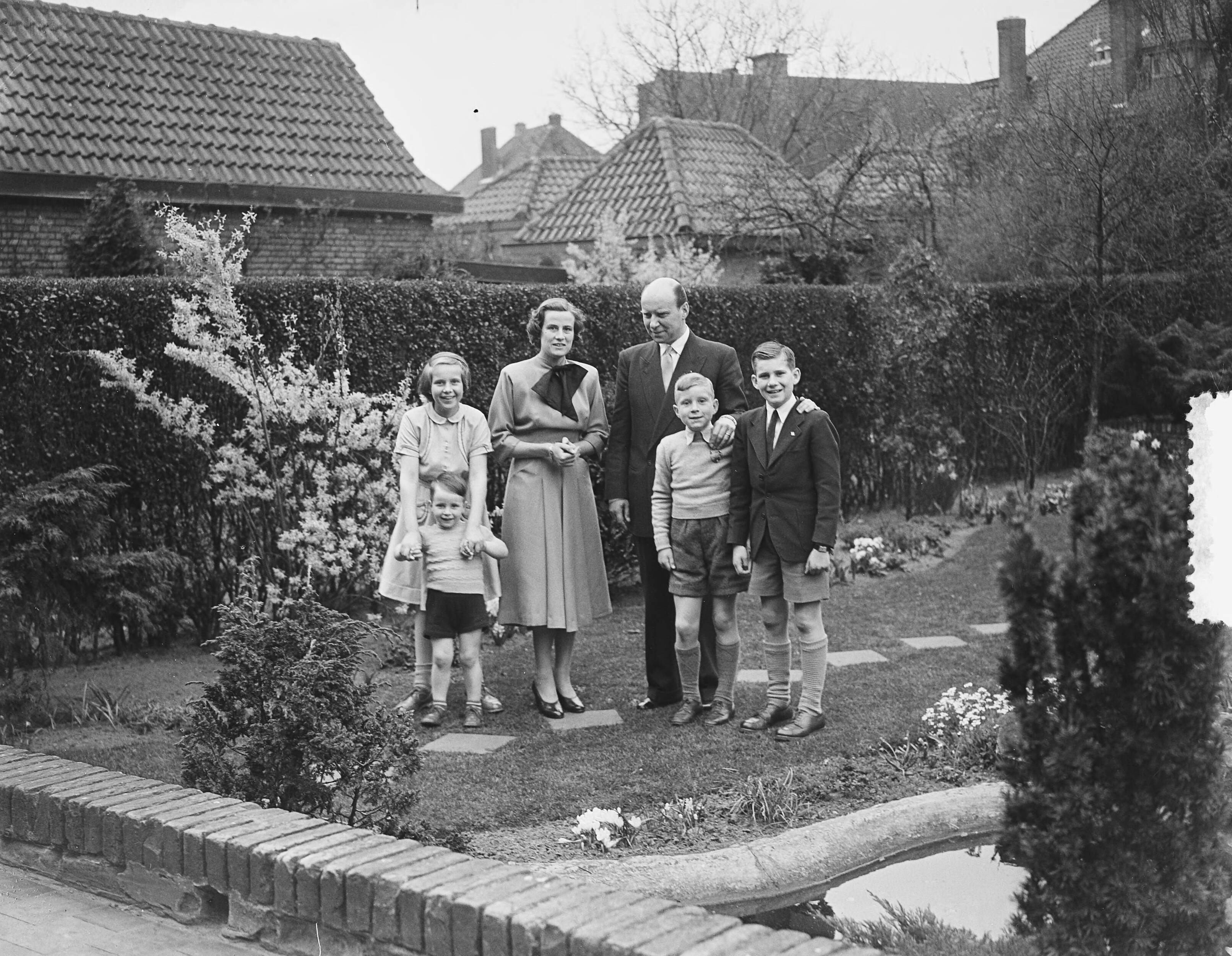 Fotocollectie Anefo — Opnamen familie Smulders Voorburg. Familie poseert in tuin — Foto: Bilsen, Joop van / Anefo. Licentie: Set B: Rechtenvrij / Publiek Domein. Bron: Nationaal Archief. http://hdl.handle.net/10648/a90a3546-d0b4-102d-bcf8-003048976d84