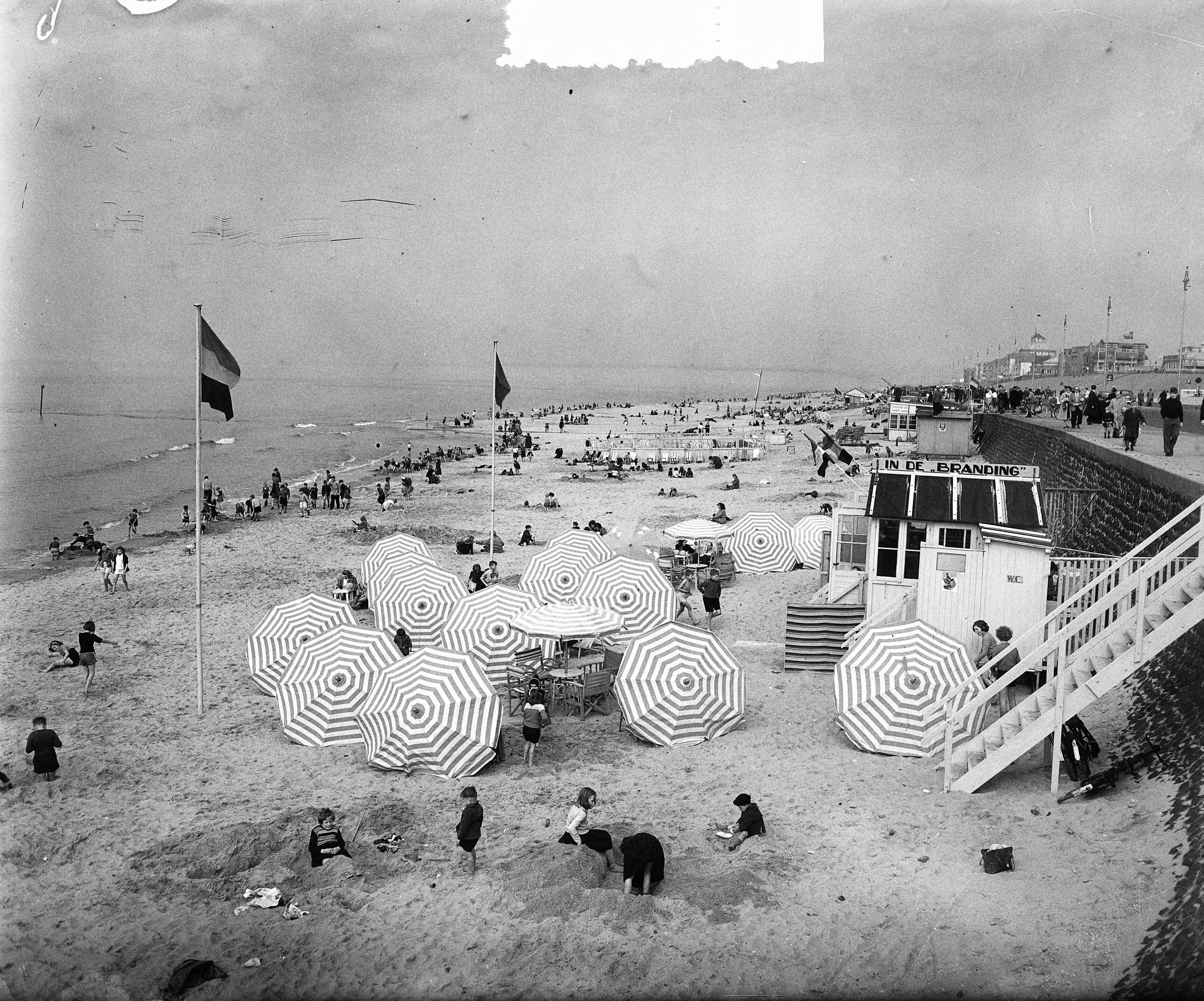 Fotocollectie Anefo — Strandplaatje Scheveningen — Foto: Duinen, H. van / Anefo. Licentie: Set B: Rechtenvrij / Publiek Domein. Bron: Nationaal Archief. http://hdl.handle.net/10648/a8f7d39c-d0b4-102d-bcf8-003048976d84