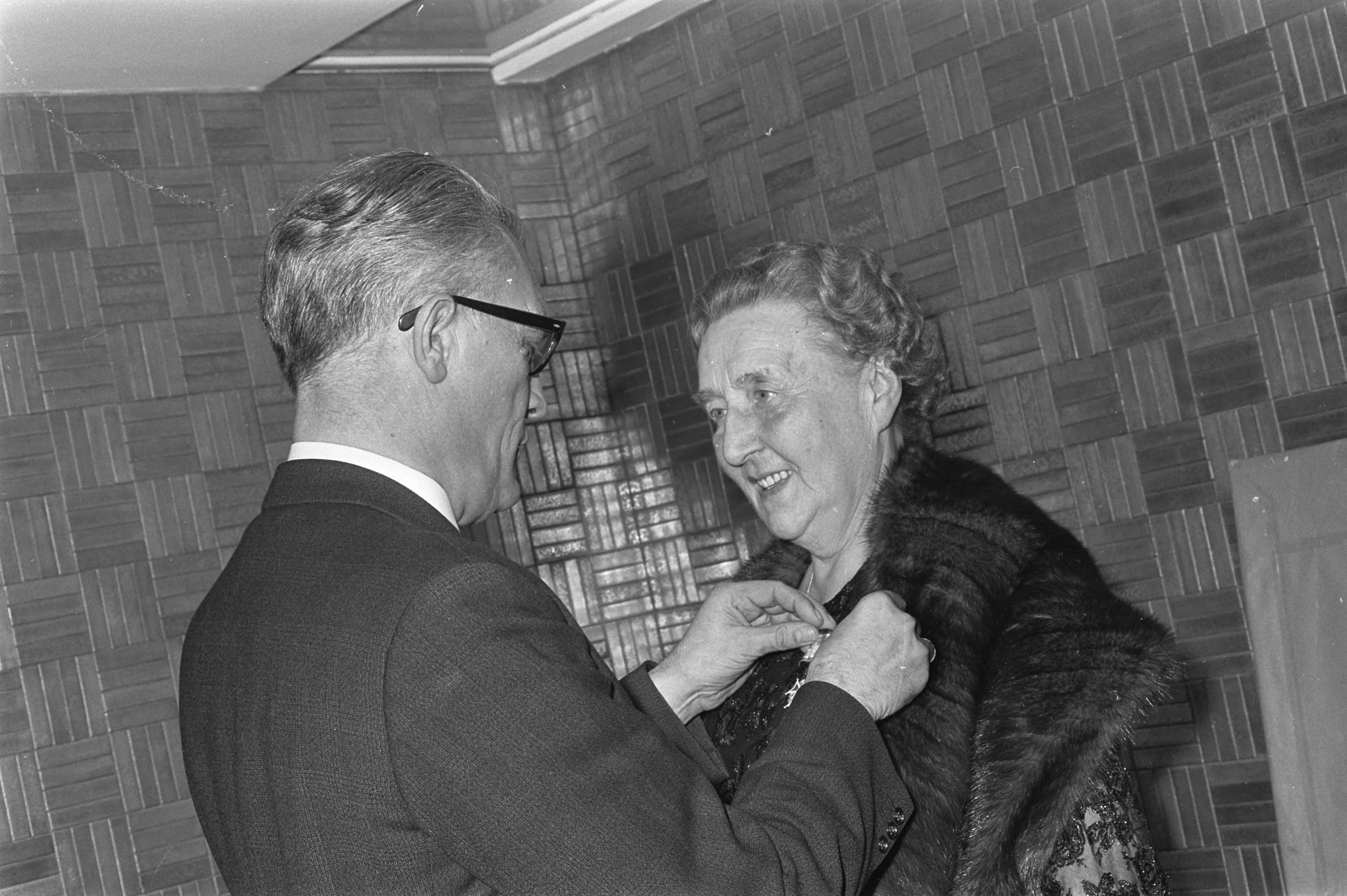Fotocollectie Anefo — Afscheidsreceptie burgemeester Boot van Hilversum. Mevrouw W. A. Boot Colijn krijgt de versierselen — Foto: Kroon, Ron / Anefo. Licentie: Set B: Rechtenvrij / Publiek Domein. Bron: Nationaal Archief. http://hdl.handle.net/10648/ab31096c-d0b4-102d-bcf8-003048976d84