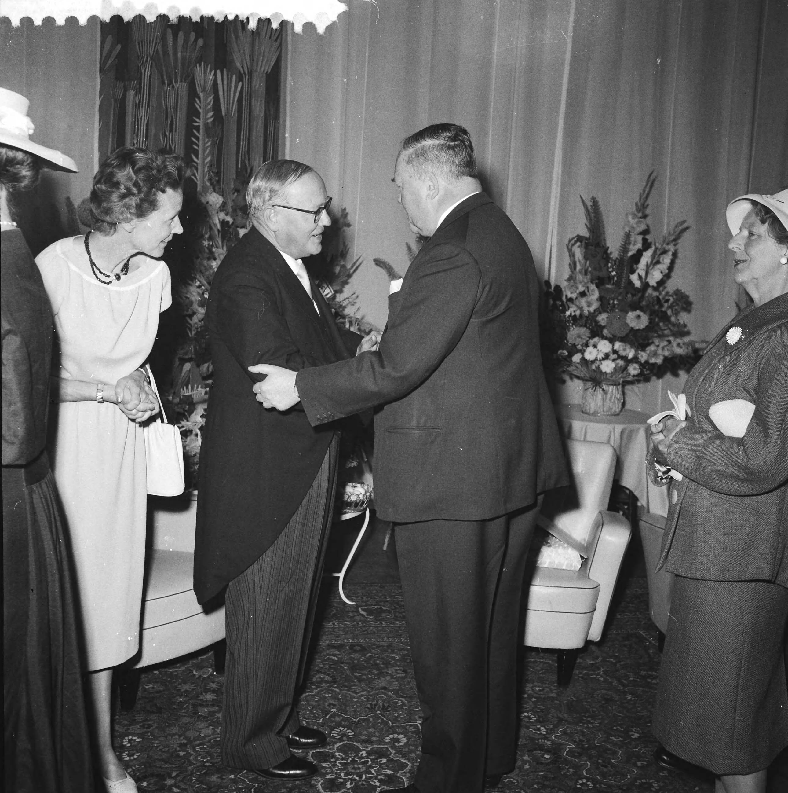 Fotocollectie Anefo — De directeur van het ANP, H.H.J. van de Pol, neemt afscheid in het Kurhaus te Scheveningen — Foto: Behrens, Herbert F. / Anefo. Licentie: Set B: Rechtenvrij / Publiek Domein. Bron: Nationaal Archief. http://hdl.handle.net/10648/a9b31198-d0b4-102d-bcf8-003048976d84