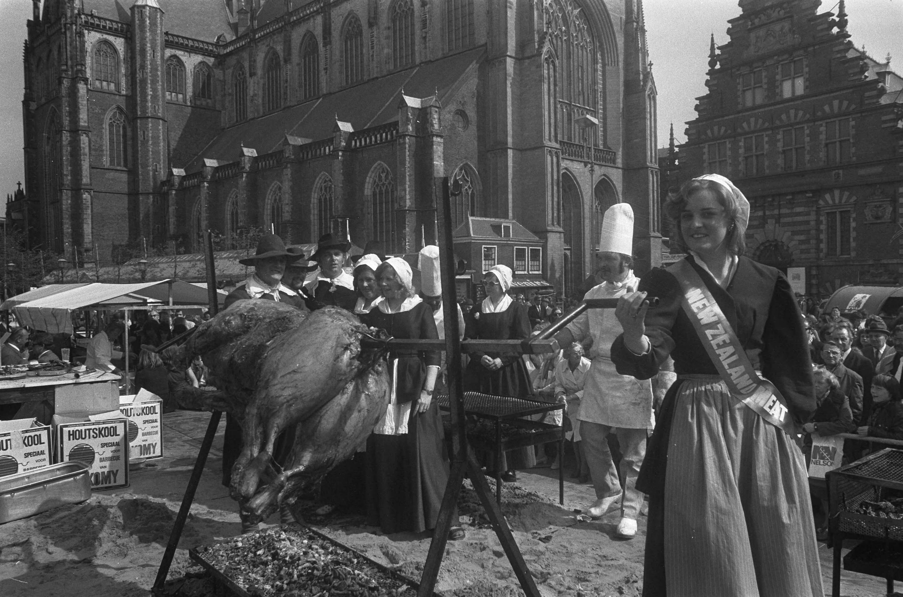 Fotocollectie Anefo — Herdenking beleg van Haarlem 1573, os wordt gebraden op Grote Markt — Foto: Peters, Hans / Anefo. Licentie: Set B: Rechtenvrij / Publiek Domein. Bron: Nationaal Archief. http://hdl.handle.net/10648/ac2c9d54-d0b4-102d-bcf8-003048976d84