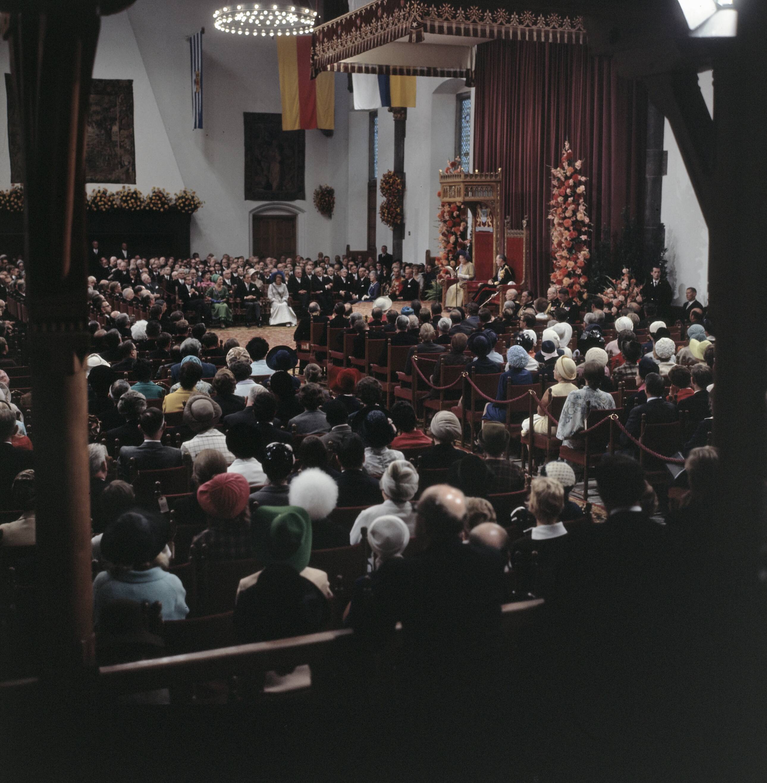 Fotocollectie Anefo — Prinsjesdag: overzicht Ridderzaal, Den Haag — Foto: Koch, Eric / Anefo. Licentie: Set B: Rechtenvrij / Publiek Domein. Bron: Nationaal Archief. http://hdl.handle.net/10648/ad90e8c6-d0b4-102d-bcf8-003048976d84