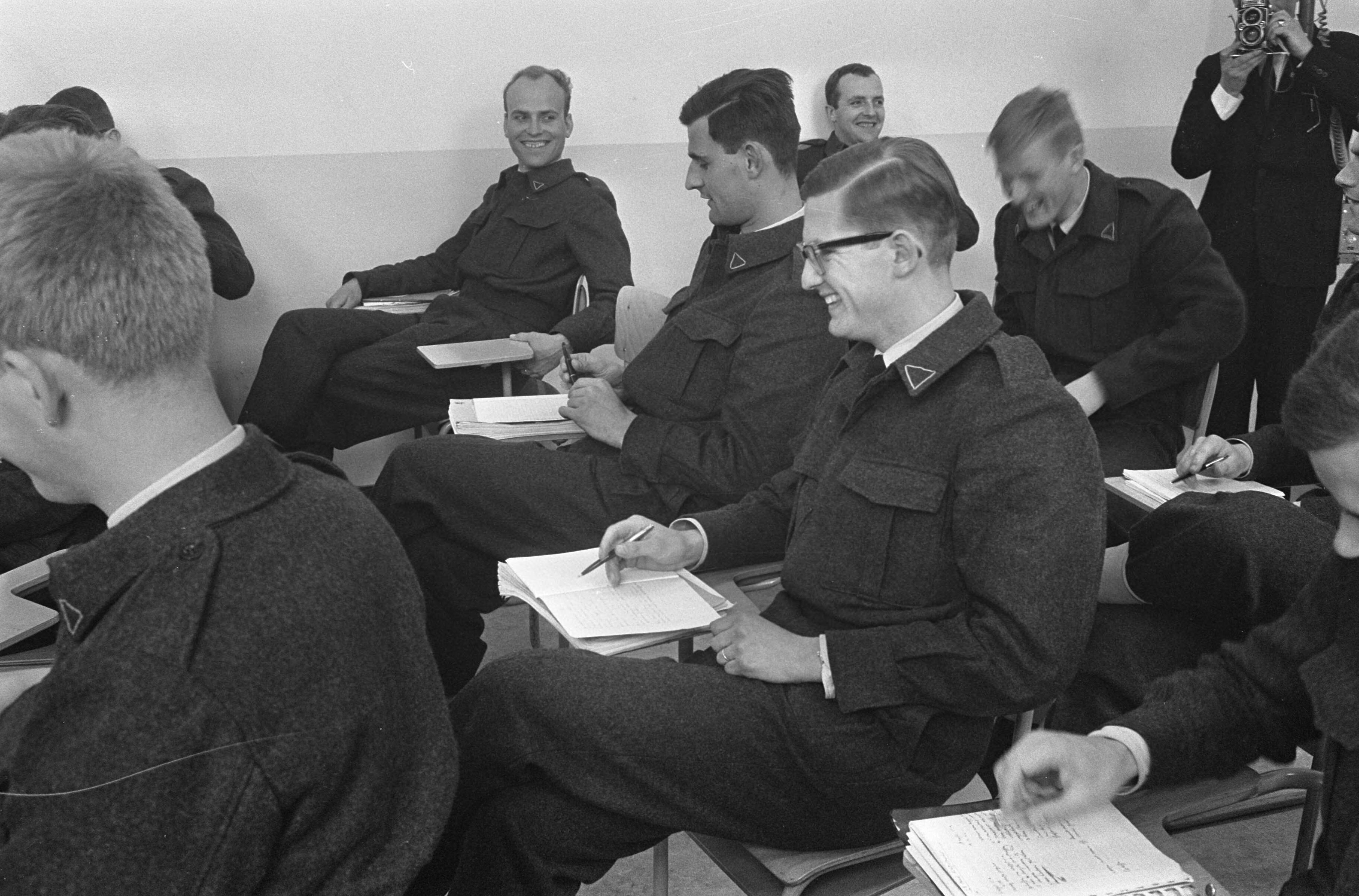 Fotocollectie Anefo — Mr. Pieter van Vollenhoven in militaire dienst bij de luchtmacht in Breda, Soldaat mr. Pieter in de klas — Foto: Koch, Eric / Anefo. Licentie: Set B: Rechtenvrij / Publiek Domein. Bron: Nationaal Archief. http://hdl.handle.net/10648/aae7737e-d0b4-102d-bcf8-003048976d84