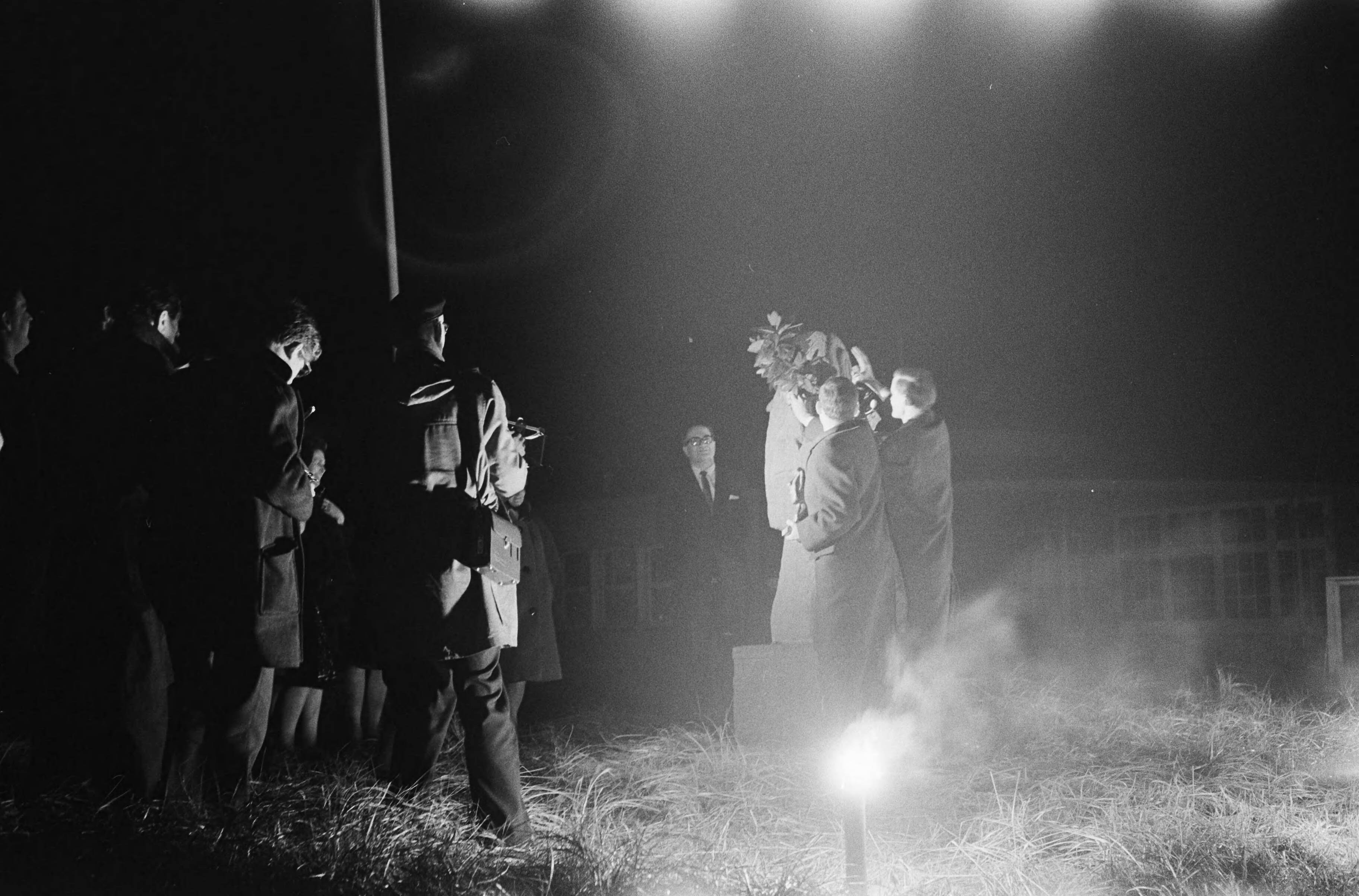 Fotocollectie Anefo — De "Prix de Joke" een schepping van de steenhouwer Edo van Tetterode.Studenten bekronen et originele beeld in Zandvoort — Foto: Pot, Harry / Anefo. Licentie: Set B: Rechtenvrij / Publiek Domein. Bron: Nationaal Archief. http://hdl.handle.net/10648/aa30534c-d0b4-102d-bcf8-003048976d84