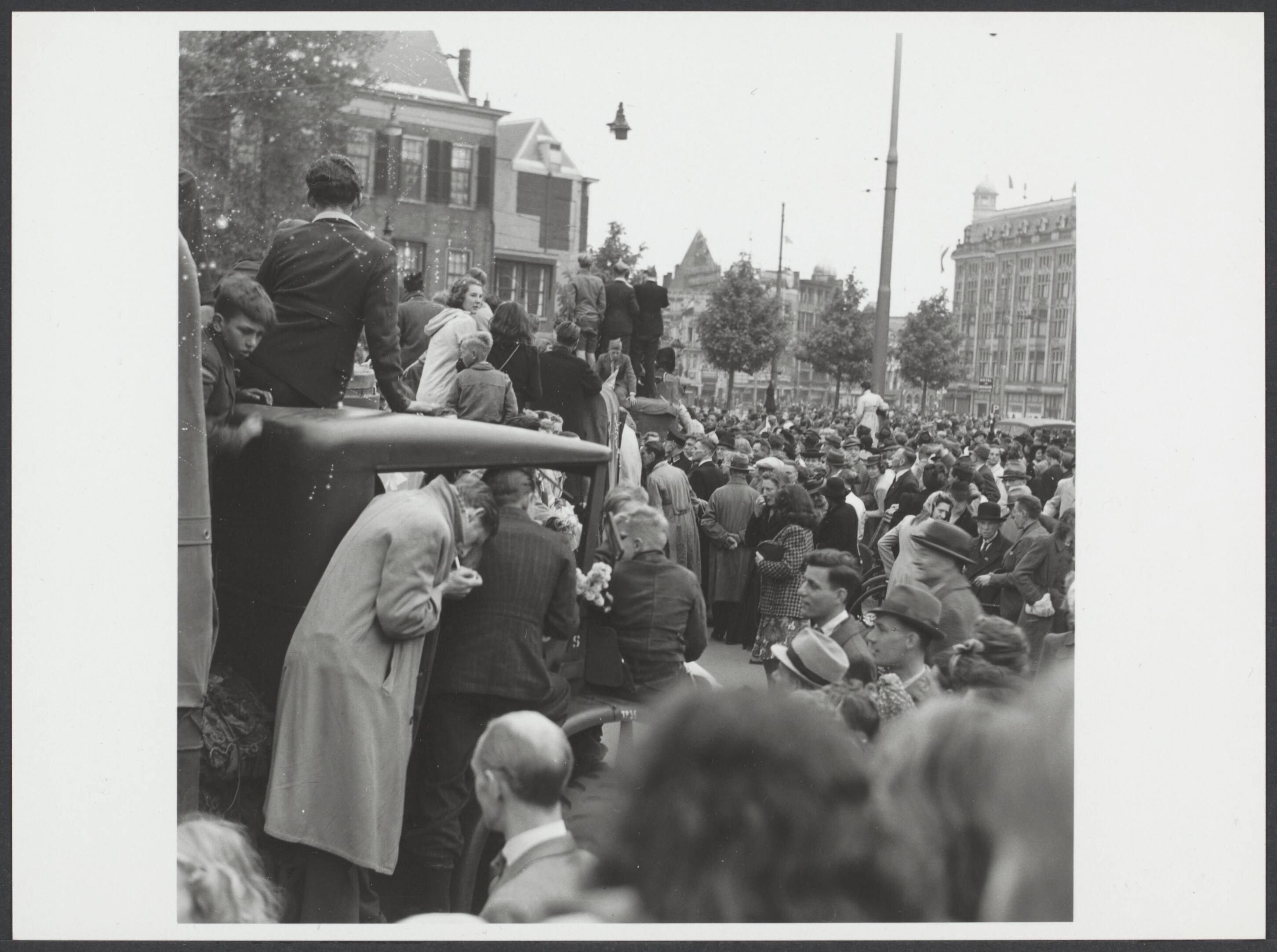 Bevrijding 's Gravenhage (Den Haag) — Geen bijschrift [Intocht Canadezen Den Haag, Buitenhof] — Foto: Onbekend / Publiek Domein of Rechtenvrij. Licentie: Set B: Rechtenvrij / Publiek Domein. Bron: Nationaal Archief. http://hdl.handle.net/10648/877ccced-6fb1-2156-9244-59684be7c0da