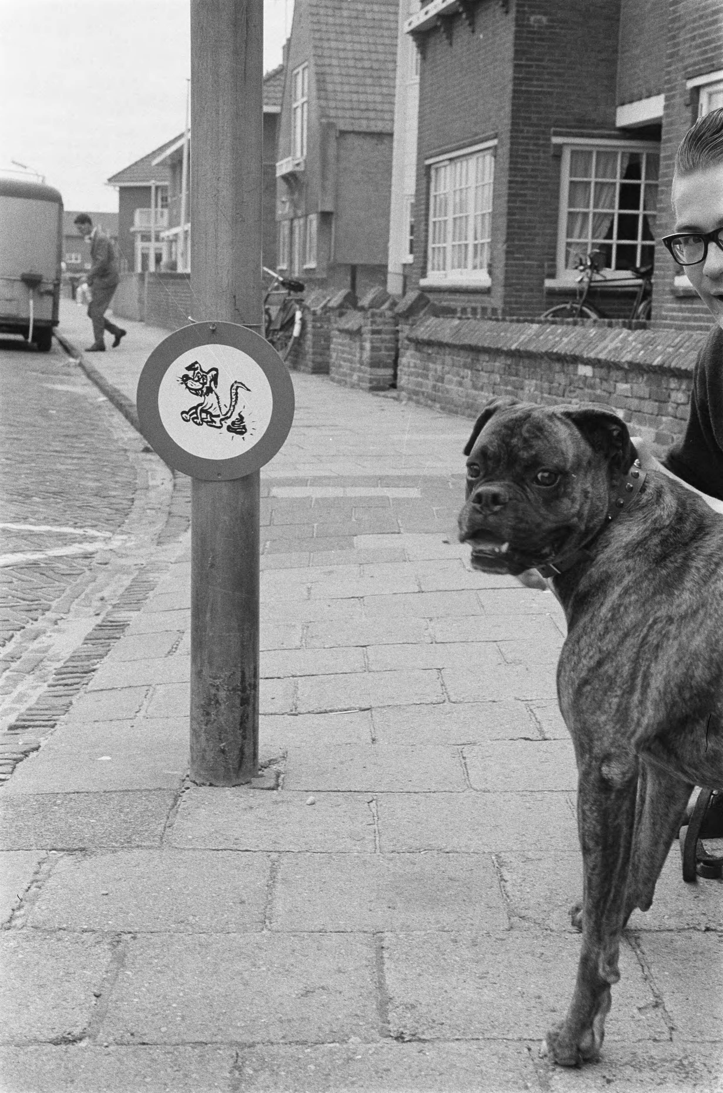 Fotocollectie Anefo — Een inwoner van Zandvoort heeft nieuw "verkeersbord" geplaatst — Foto: Pot, Harry / Anefo. Licentie: Set B: Rechtenvrij / Publiek Domein. Bron: Nationaal Archief. http://hdl.handle.net/10648/aa19e940-d0b4-102d-bcf8-003048976d84