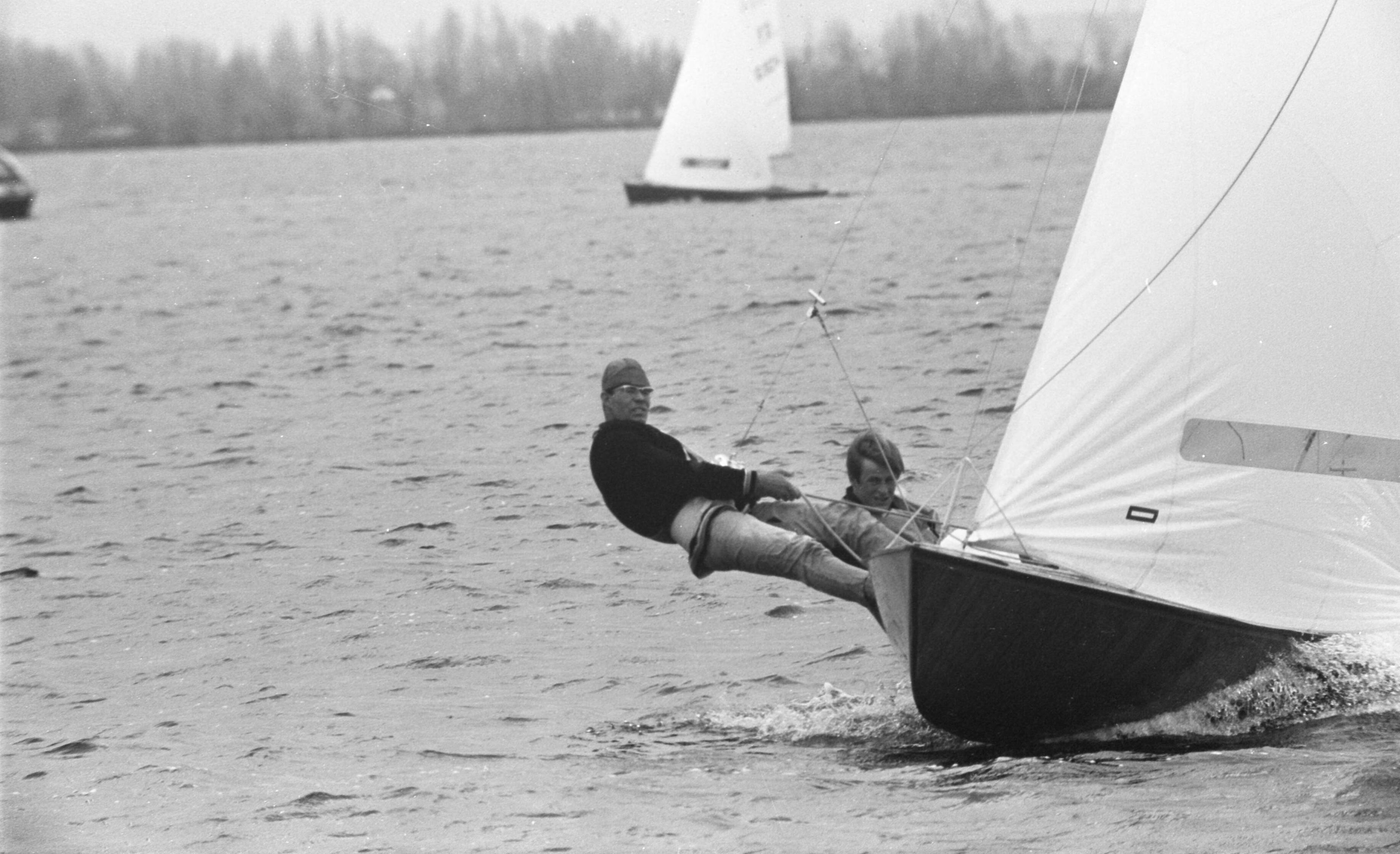 Fotocollectie Anefo — Paasregatta, zeilwedstrijden te Loosdrecht. Actiefotos tijdens zeilwedstrijden — Foto: Kroon, Ron / Anefo. Licentie: Set B: Rechtenvrij / Publiek Domein. Bron: Nationaal Archief. http://hdl.handle.net/10648/ab3ceb6a-d0b4-102d-bcf8-003048976d84