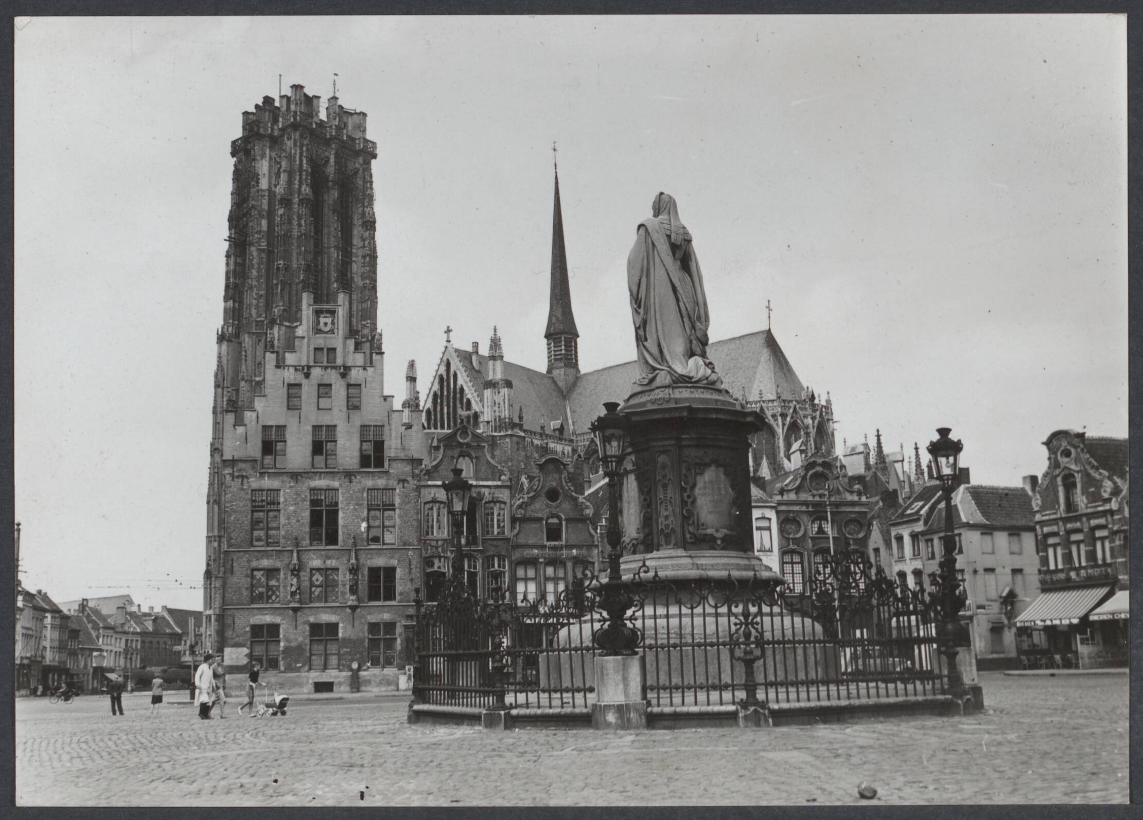 Mechelen — Mechelen. Grote Markt: standbeeld van Margaretha van Oostenrijk, de toren St. Romboutskathedraal en het postkantoor — Foto: Onbekend / Publiek Domein of Rechtenvrij. Licentie: Set B: Rechtenvrij / Publiek Domein. Bron: Nationaal Archief. http://hdl.handle.net/10648/00aca198-6b5e-cc20-9889-681e28cbf24c