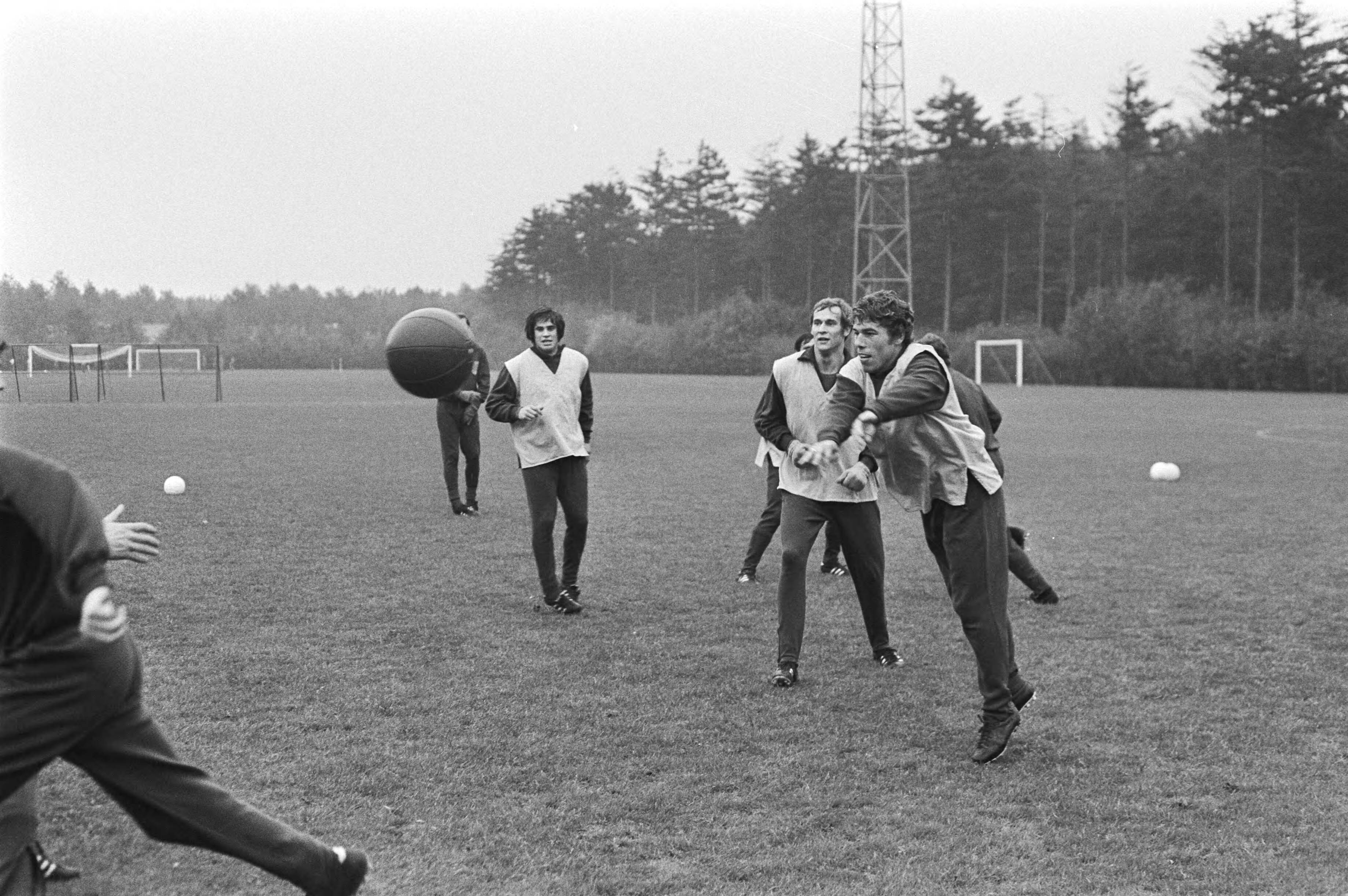 Fotocollectie Anefo — Selectie voor Nederlands elftal traint in KNVB-centrum, Zeist voor wedstrijd tegen Joegoslavie; training — Foto: Mieremet, Rob / Anefo. Licentie: Set B: Rechtenvrij / Publiek Domein. Bron: Nationaal Archief. http://hdl.handle.net/10648/aba5bed8-d0b4-102d-bcf8-003048976d84