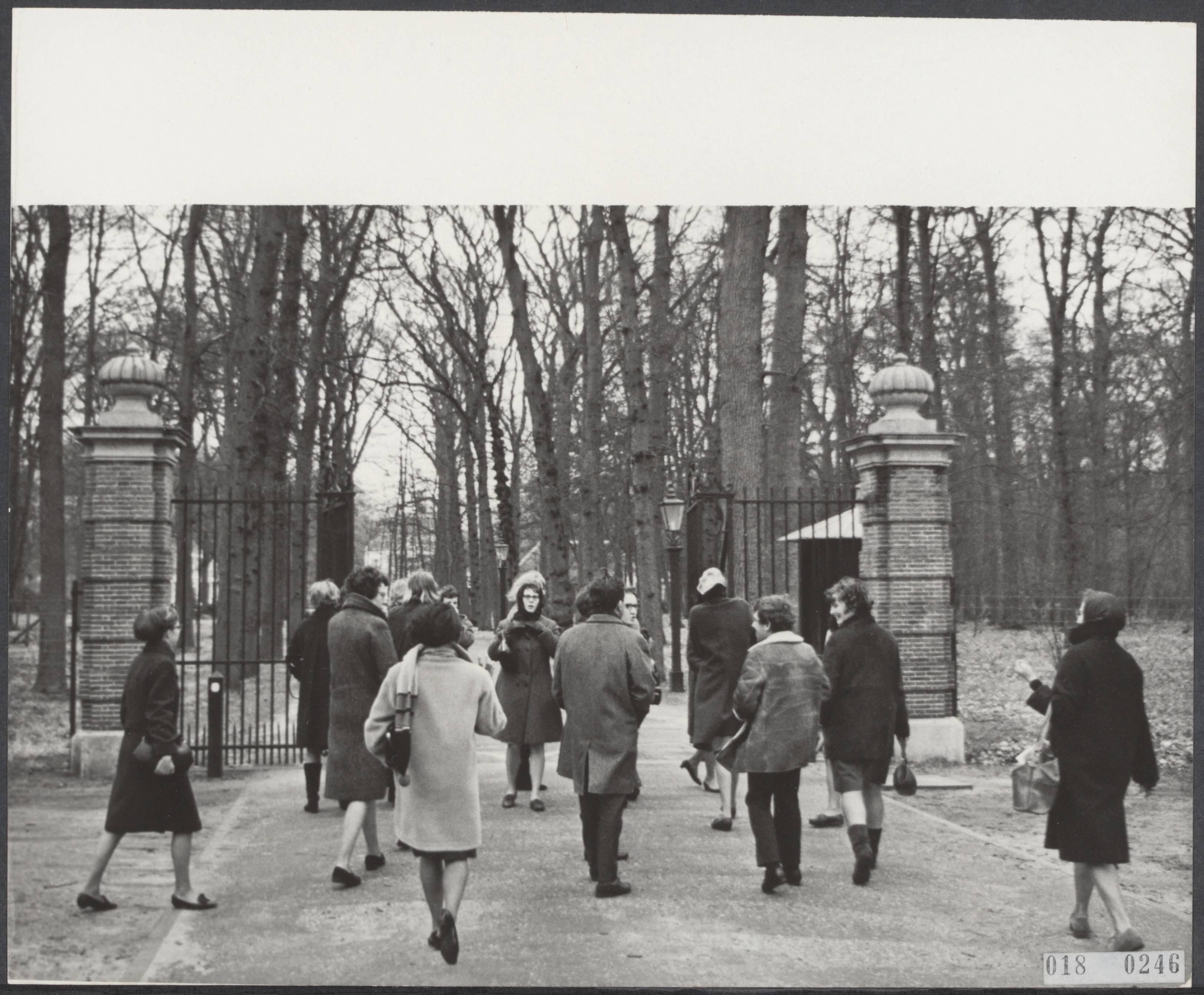 Fotocollectie Elsevier Binnenland — [Serie: drukte rond paleis Drakensteyn en in Lage Vuursche i.v.m. geboorte kroonprins] Eerste belangstellenden voor de a.s. blijde gebeurtenissen voor de hekken van kasteel Drakestein. Af en toe komt er zo'n groepje scholieren kijken of er misschien een glimpje te zien is van Prinses Beatrix. — Foto: Nijs, Jac. de / Anefo. Licentie: Set B: Rechtenvrij / Publiek Domein. Bron: Nationaal Archief. http://hdl.handle.net/10648/adc1ad26-d0b4-102d-bcf8-003048976d84