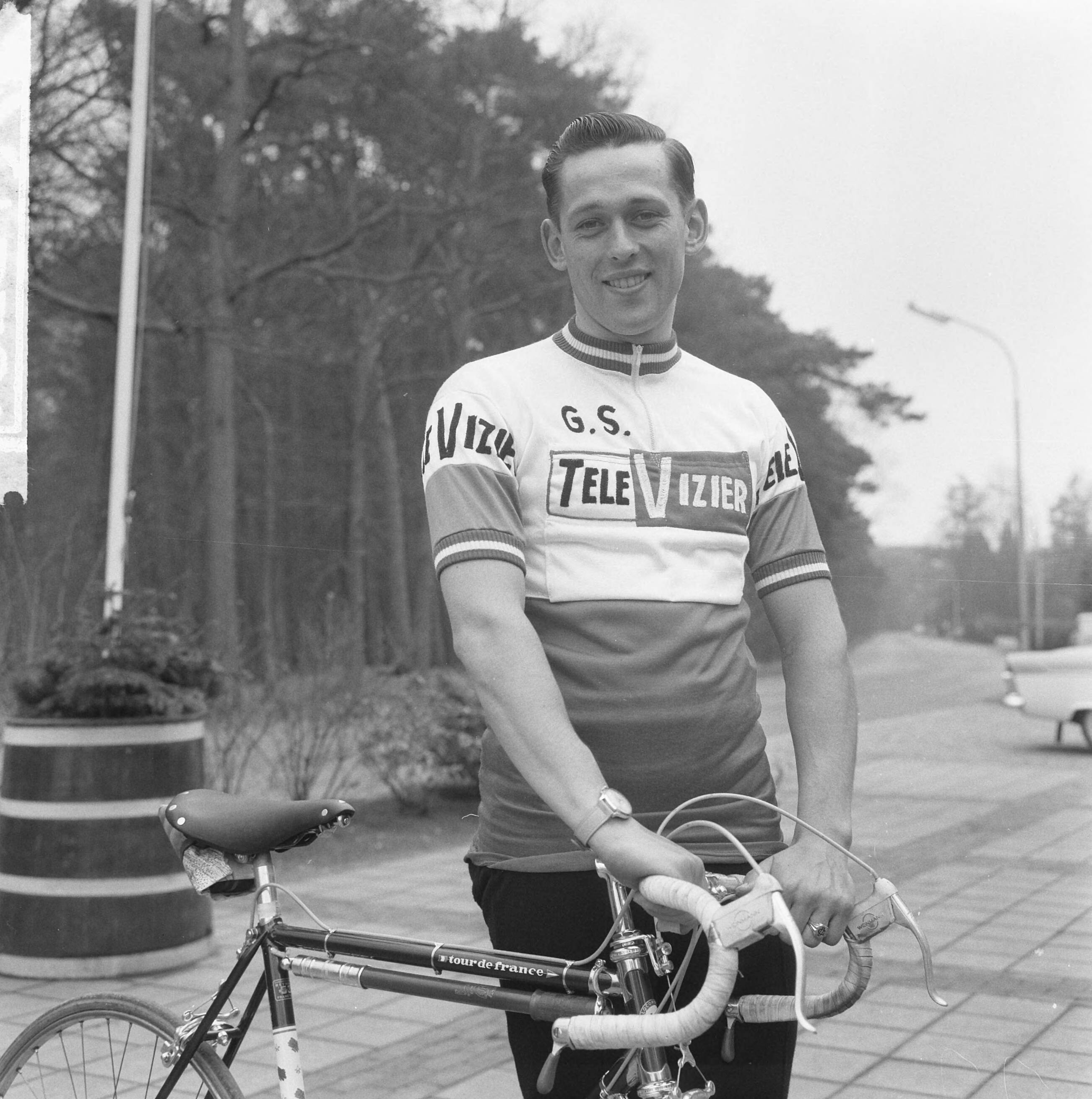 Fotocollectie Anefo — Nederlandse wielerploeg voor de Tour de France 1964 gepresenteerd, Dick Groeneweg met fiets — Foto: Pot, Harry / Anefo. Licentie: Set B: Rechtenvrij / Publiek Domein. Bron: Nationaal Archief. http://hdl.handle.net/10648/aa60f916-d0b4-102d-bcf8-003048976d84