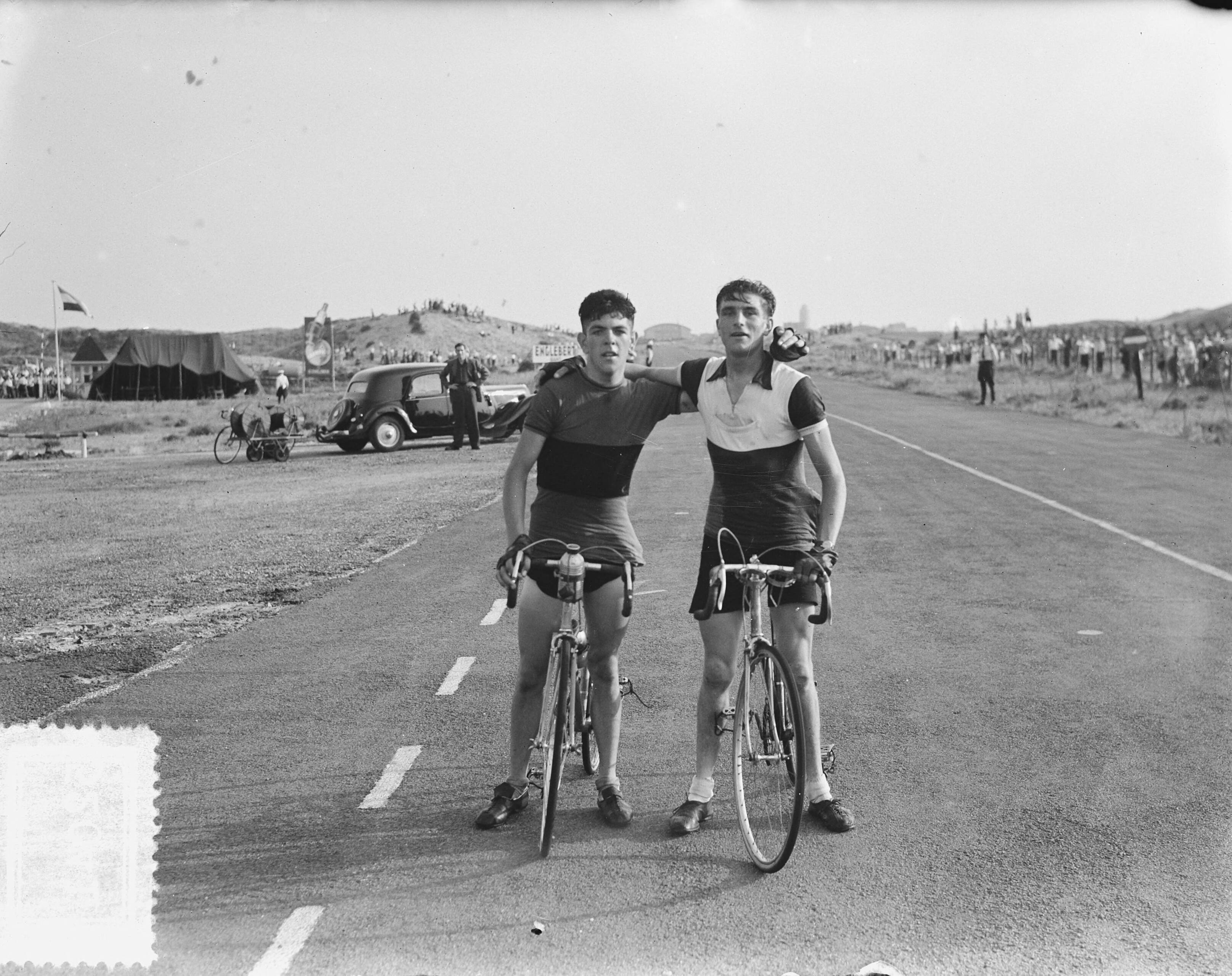 Nederlandse kampioenschap wegwedstrijd wielrennen voor amateurs (1952) — Nederlands kampioenschap wielrennen op de weg voor amateurs op het circuit van Zandvoort. Winnaar Cees Aanraad uit Oud-Gastel (links) en Adrie van Steenselen uit Mijnsheerenland die 2e werd — Foto: Noske, J.D. / Anefo. Licentie: Set B: Rechtenvrij / Publiek Domein. Bron: Nationaal Archief. http://hdl.handle.net/10648/a8fc9742-d0b4-102d-bcf8-003048976d84