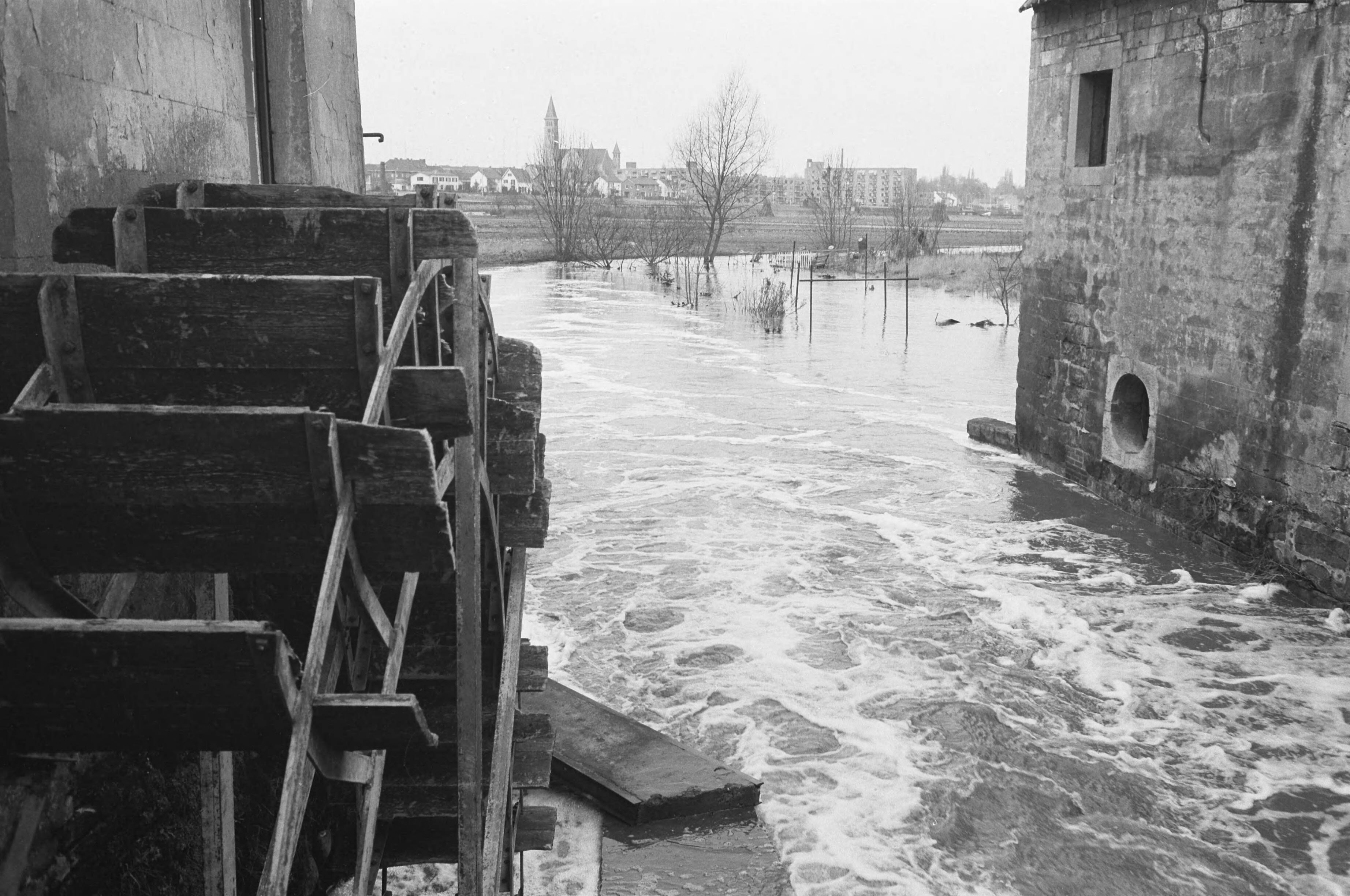 Fotocollectie Anefo — Overstroming Jekerdal bij Maastricht, het overstroomde Jekerdal — Foto: Fotograaf Onbekend / Anefo. Licentie: Set B: Rechtenvrij / Publiek Domein. Bron: Nationaal Archief. http://hdl.handle.net/10648/aa2cf008-d0b4-102d-bcf8-003048976d84