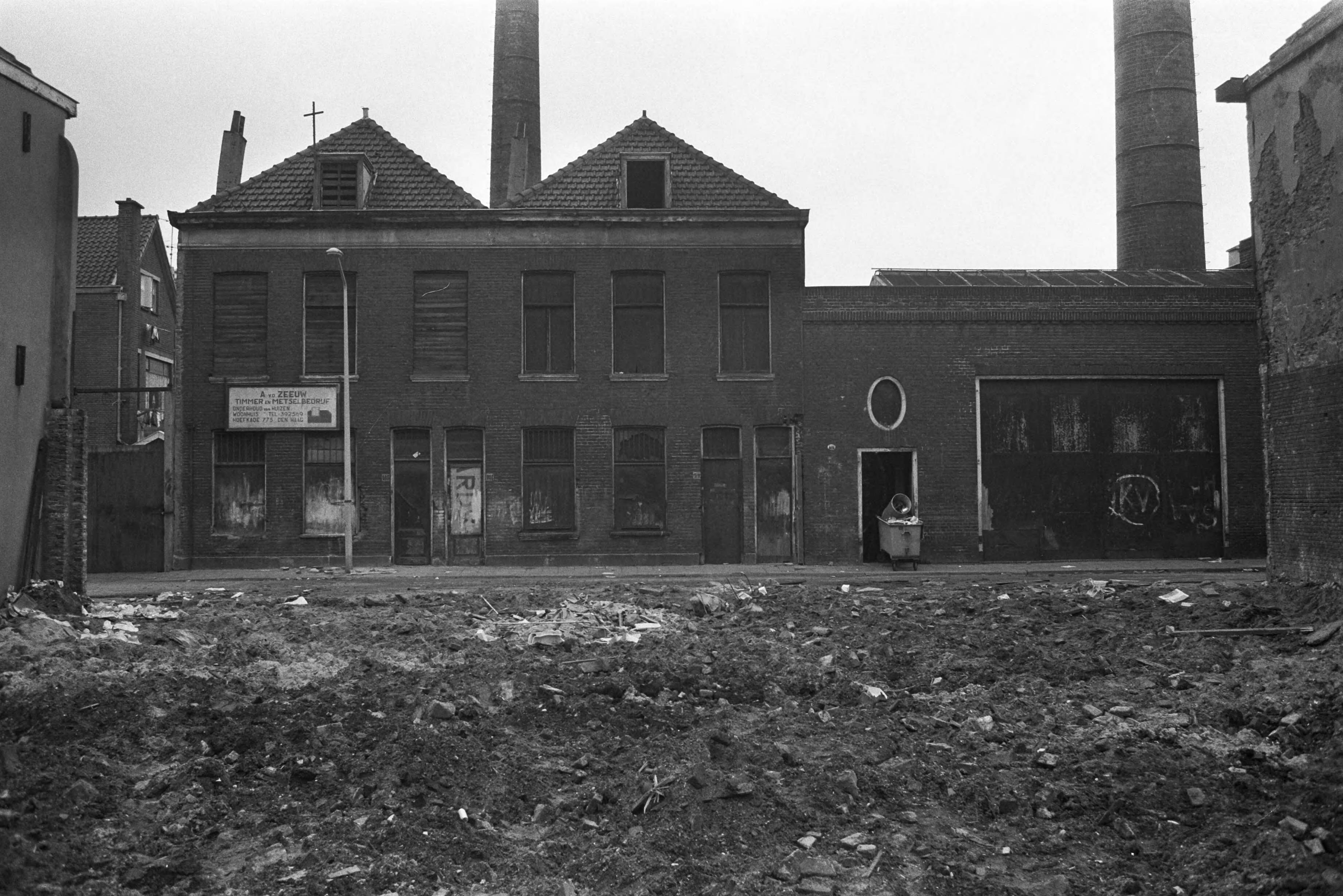 Fotocollectie Anefo — Afbraak woningen Schildersbuurt Den Haag — Foto: Peters, Hans / Anefo. Licentie: Set B: Rechtenvrij / Publiek Domein. Bron: Nationaal Archief. http://hdl.handle.net/10648/abd0dbc2-d0b4-102d-bcf8-003048976d84
