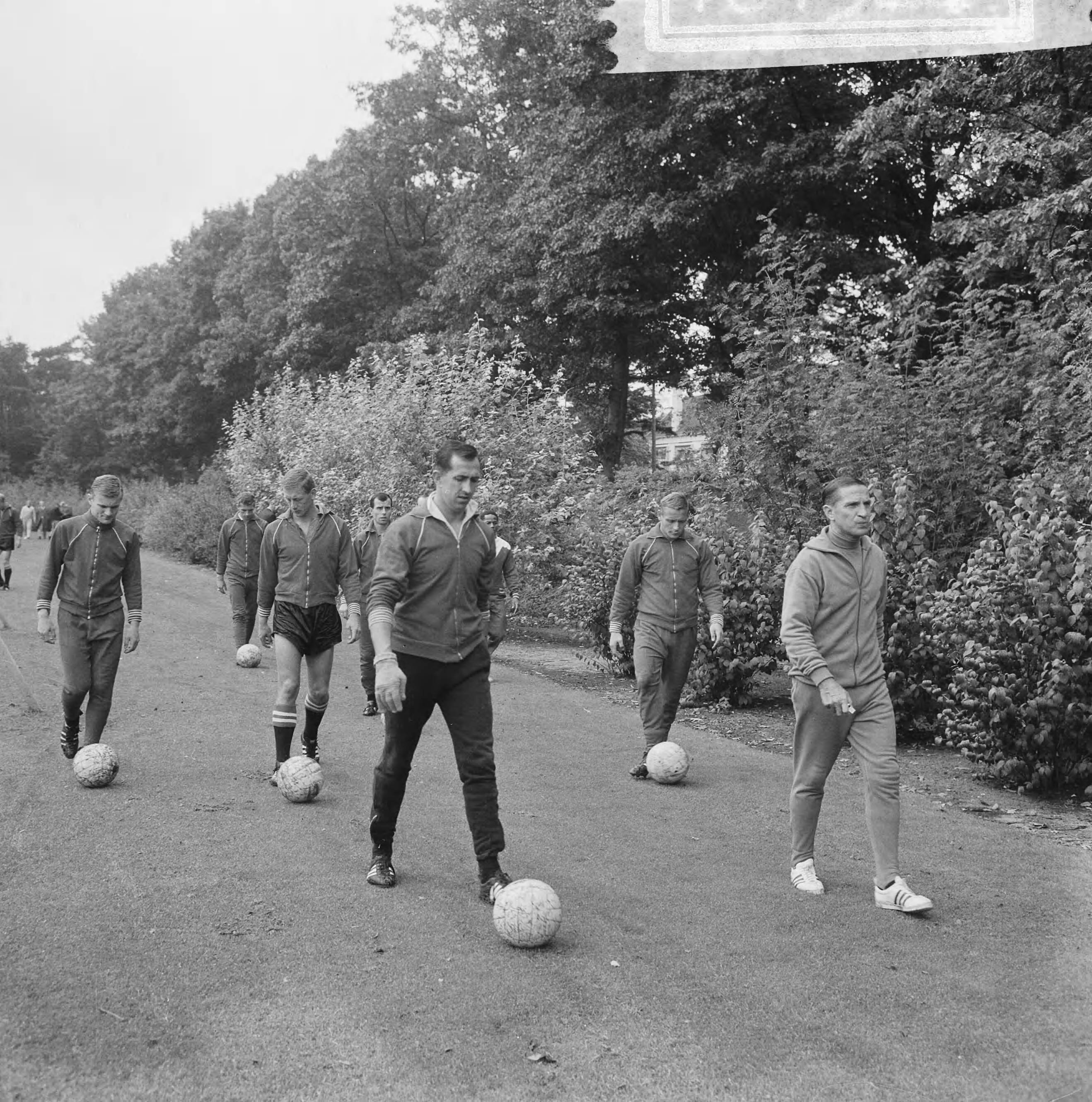 Fotocollectie Anefo — Voetbal. Training Feijenoord op het KNVB Sportcentrum te Zeist, vlnr. Venneker, Haak, Libregts, Moulijn, Pieters Graafland, Fransen met de bal aan de voet, rechts trainer Willy Kment — Foto: Nijs, Jac. de / Anefo. Licentie: Set B: Rechtenvrij / Publiek Domein. Bron: Nationaal Archief. http://hdl.handle.net/10648/aabf1dfc-d0b4-102d-bcf8-003048976d84
