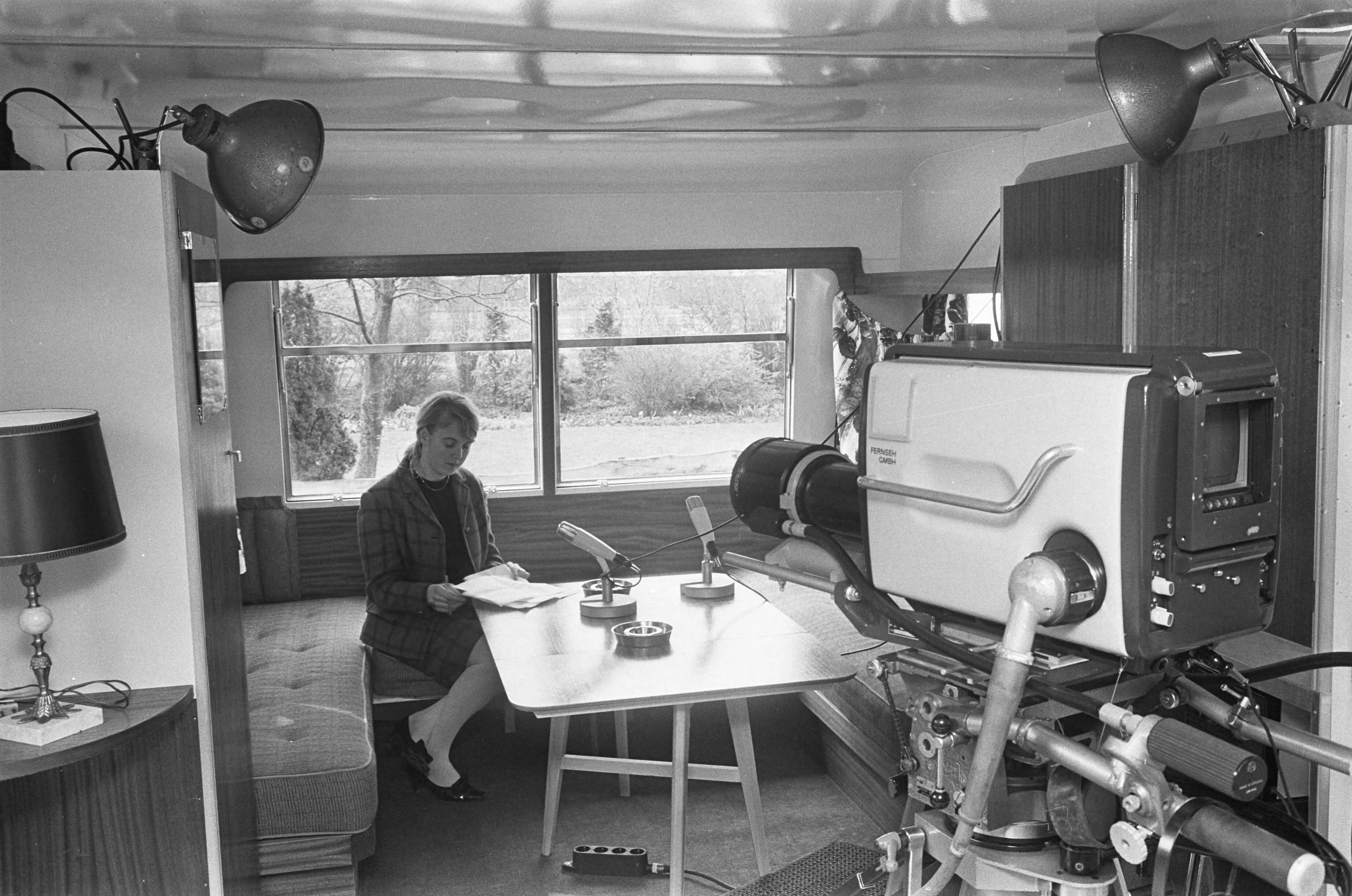 Fotocollectie Anefo — Caravan ingericht als noodstudio in Lage Vuursche — Foto: Koch, Eric / Anefo. Licentie: Set B: Rechtenvrij / Publiek Domein. Bron: Nationaal Archief. http://hdl.handle.net/10648/ab151df6-d0b4-102d-bcf8-003048976d84