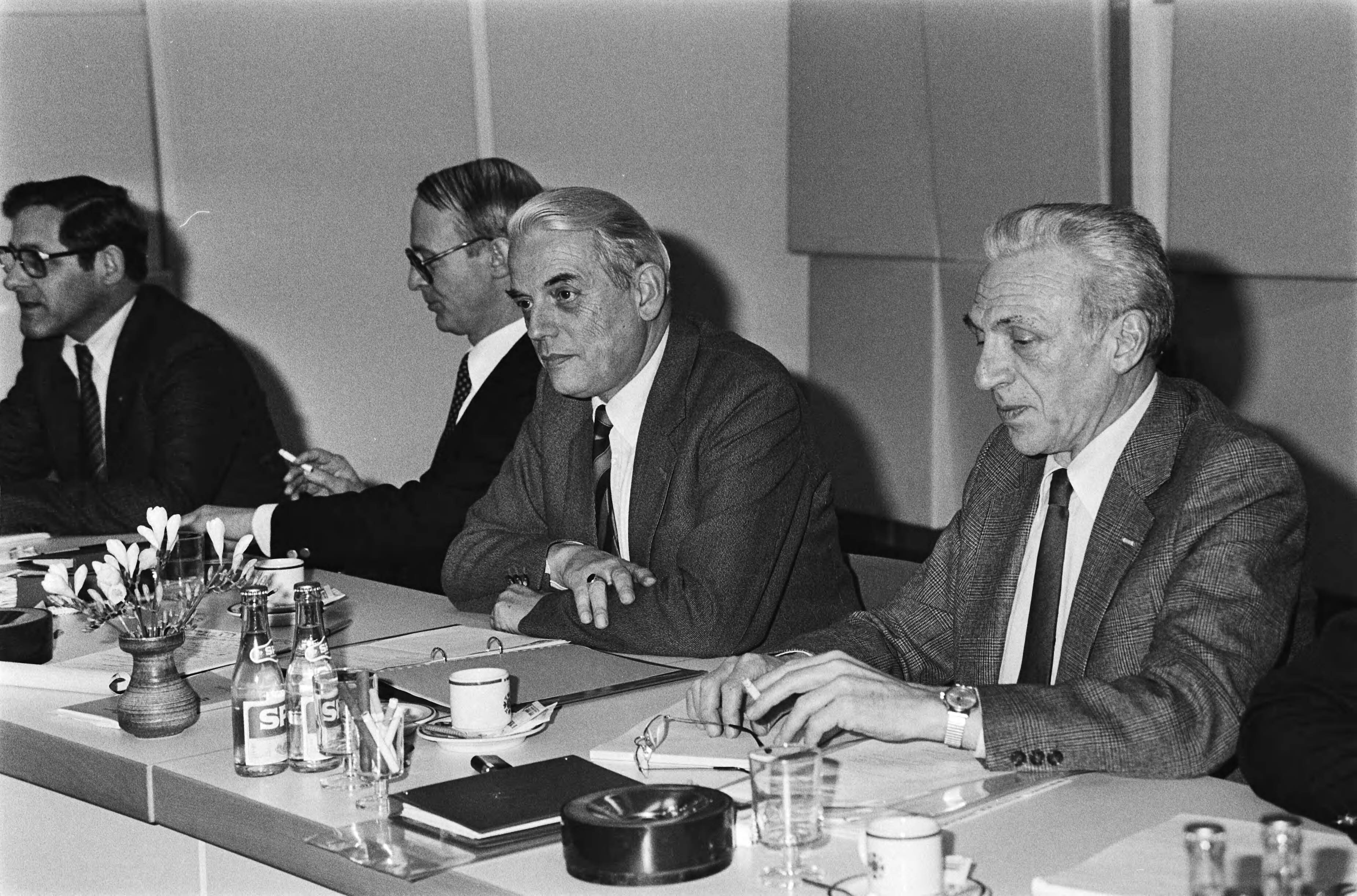Fotocollectie Anefo — Overleg in FME-gebouw in Zoetermeer over CAO met ind. bonden T. Hagen (ind. FNV), D. Rijkse (ind. FNV) en L. Laurier tijdens overleg — Foto: Dijk, Hans van / Anefo. Licentie: Set B: Rechtenvrij / Publiek Domein. Bron: Nationaal Archief. http://hdl.handle.net/10648/ad11a746-d0b4-102d-bcf8-003048976d84