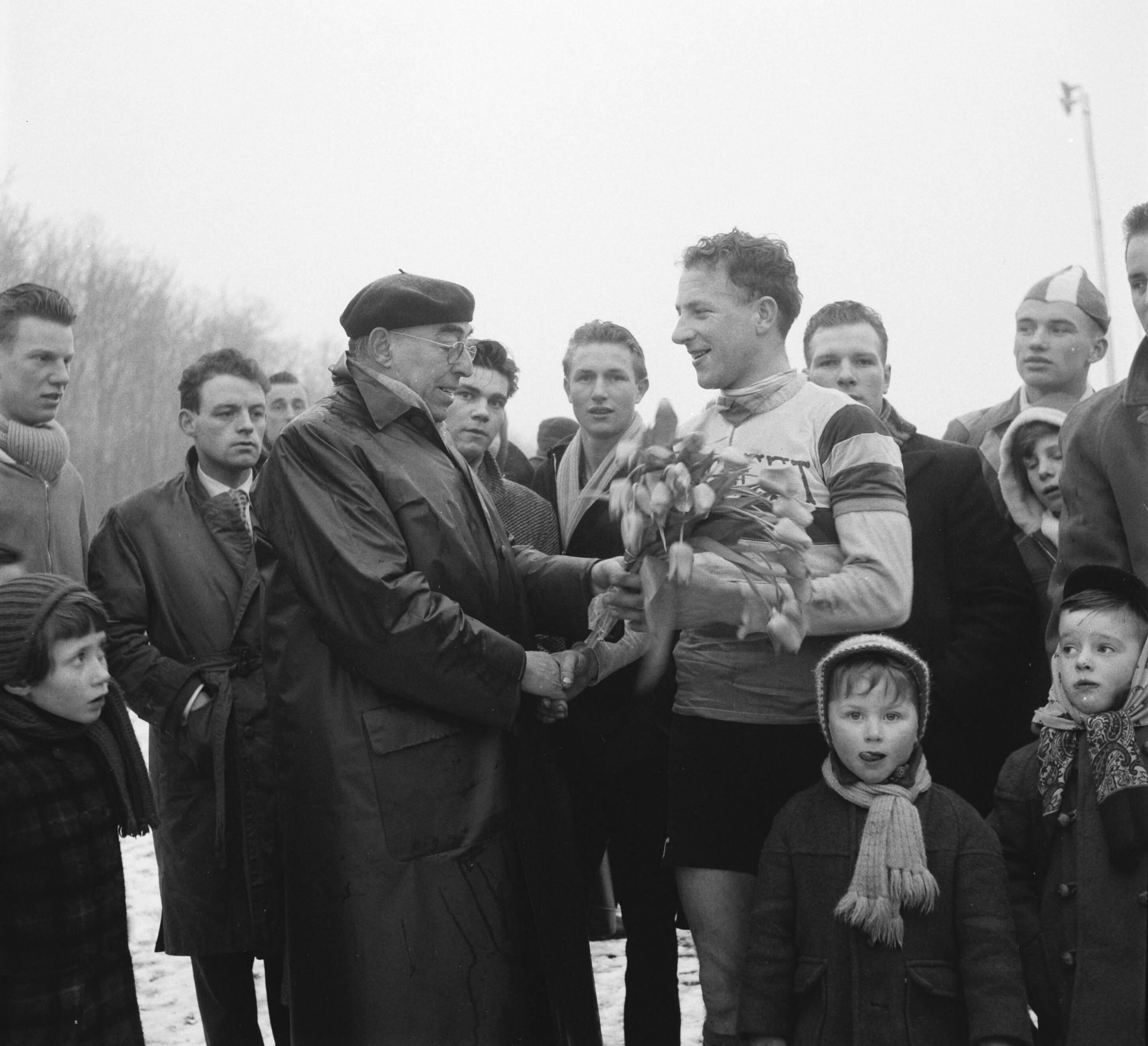 Fotocollectie Anefo — Cyclecrosswedstrijden op Duinhorst in Den Haag. Huldiging van winnaar Manus Brinkman uit Rotterdam — Foto: Rossem, Wim van / Anefo. Licentie: Set B: Rechtenvrij / Publiek Domein. Bron: Nationaal Archief. http://hdl.handle.net/10648/a942959e-d0b4-102d-bcf8-003048976d84