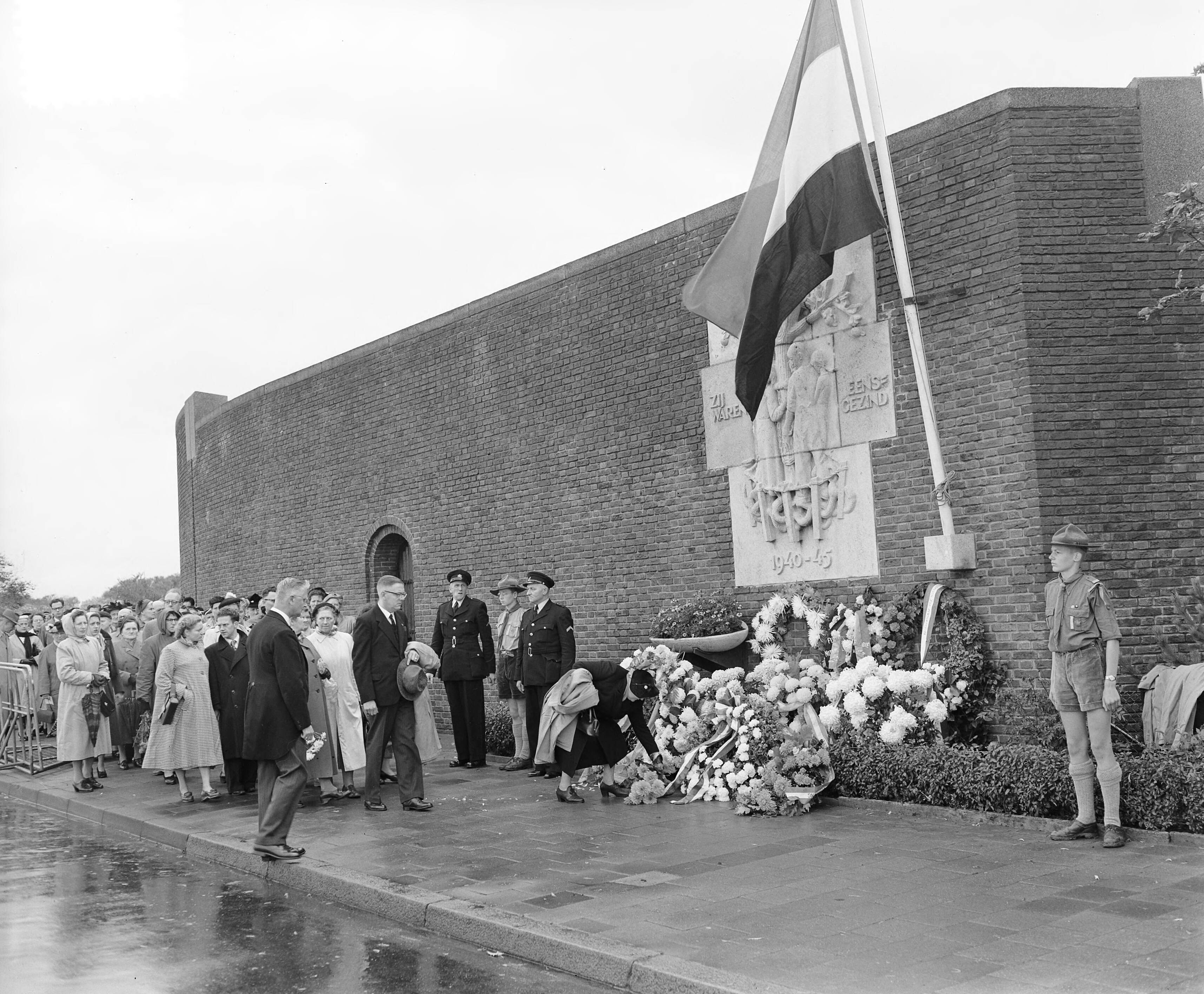 Fotocollectie Anefo — Jaarlijkse herdenking bij de voormalige dodencel in de gevangenis van Scheveningen — Foto: Rossem, Wim van / Anefo. Licentie: Set B: Rechtenvrij / Publiek Domein. Bron: Nationaal Archief. http://hdl.handle.net/10648/a92a1e88-d0b4-102d-bcf8-003048976d84