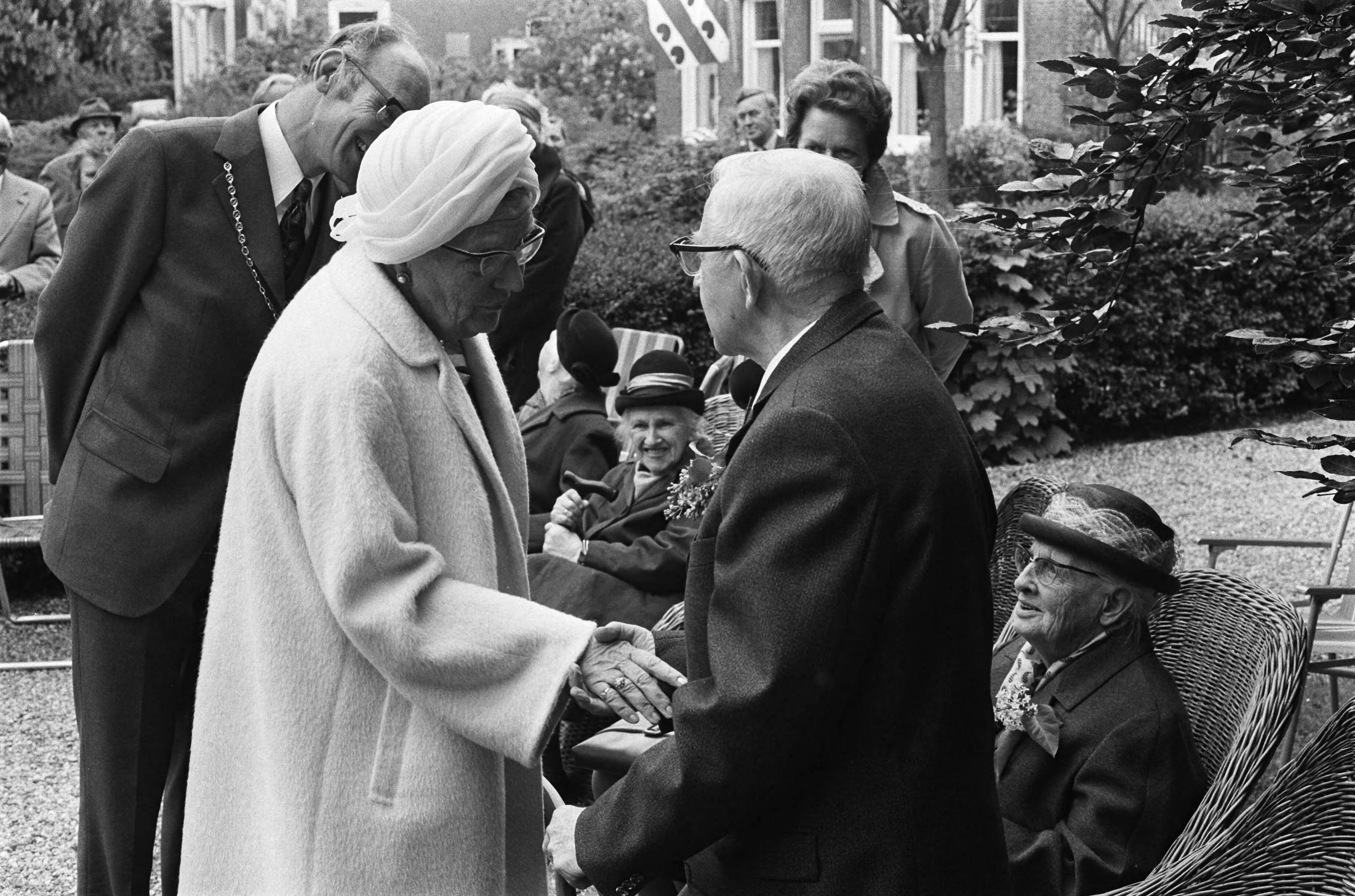 Bezoek van koningin Juliana aan Friesland — Koningin Juliana begroet een bejaard echtpaar in Mantgum — Foto: Verhoeff, Bert / Anefo. Licentie: Set B: Rechtenvrij / Publiek Domein. Bron: Nationaal Archief. http://hdl.handle.net/10648/ac69cf26-d0b4-102d-bcf8-003048976d84