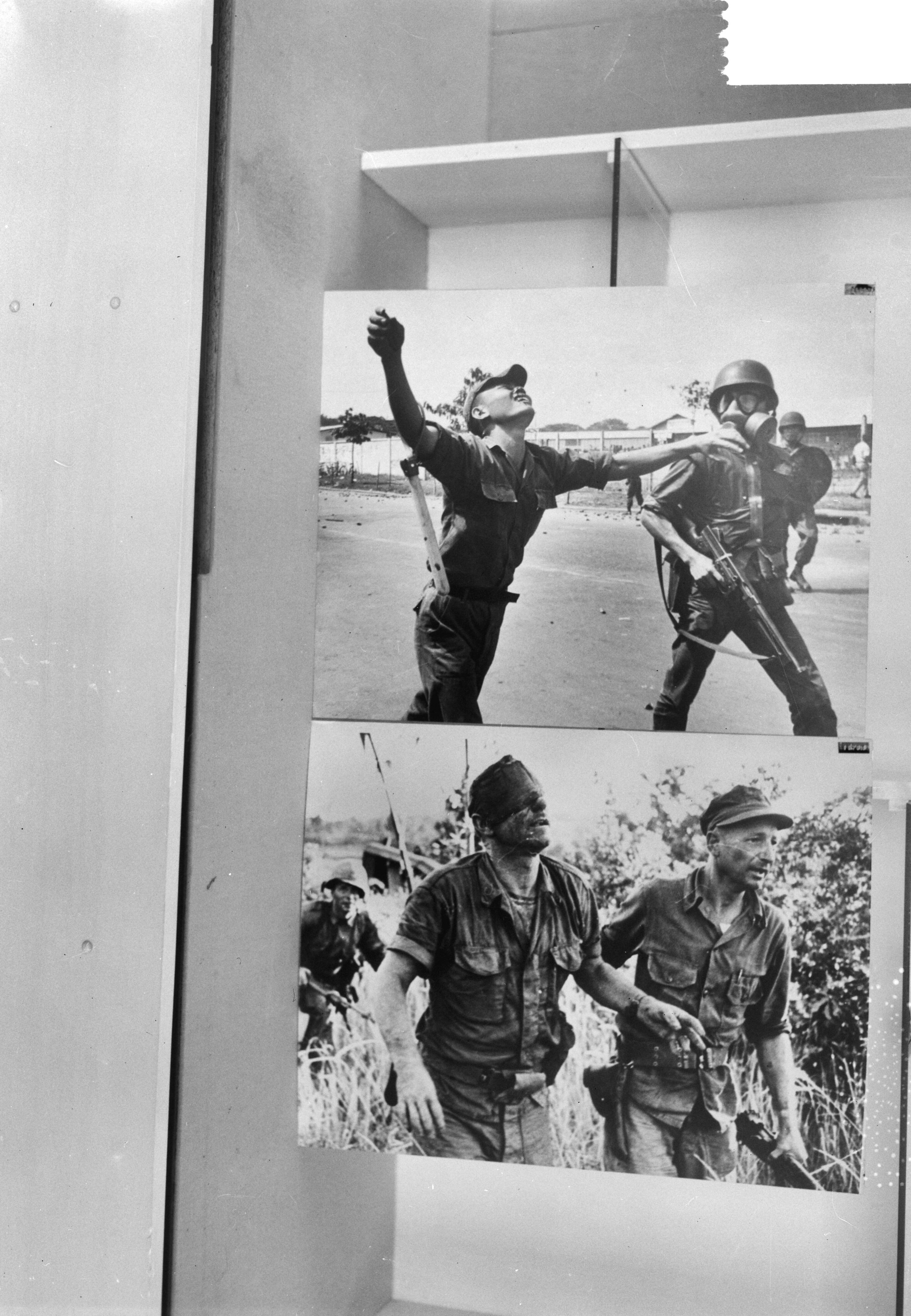 Fotocollectie Anefo — Fotografiewedstrijd World Press Photo in het Gemeentemuseum te Den Haag; twee van de ingezonden foto's — Foto: Bilsen, Joop van / Anefo. Licentie: Set B: Rechtenvrij / Publiek Domein. Bron: Nationaal Archief. http://hdl.handle.net/10648/aad102ce-d0b4-102d-bcf8-003048976d84