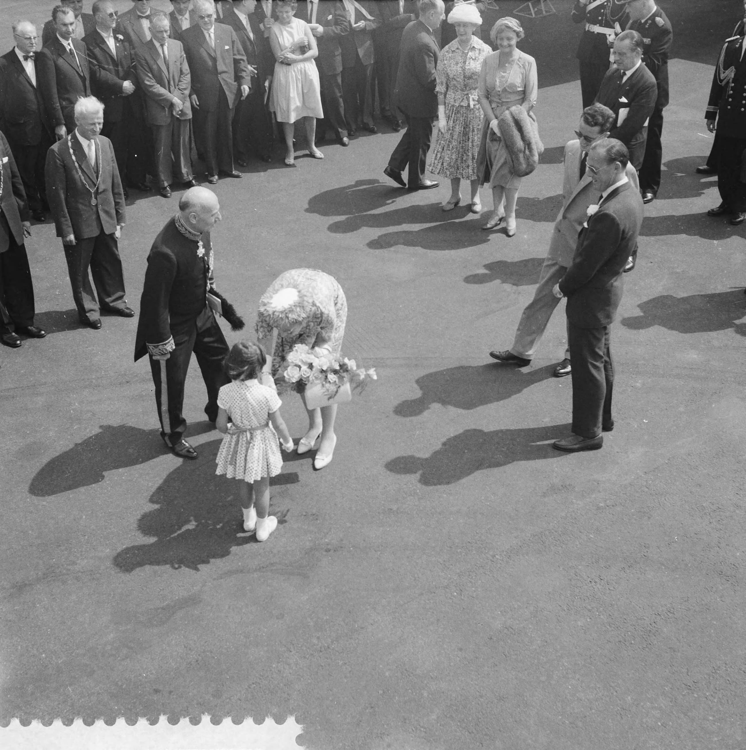 Staatsbezoek koning Boudewijn 1959 — Vierde dag van het bezoek van koning Boudewijn. Bezoek aan Maastricht en omgeving — Foto: Noske, J.D. / Anefo. Licentie: Set B: Rechtenvrij / Publiek Domein. Bron: Nationaal Archief. http://hdl.handle.net/10648/a998c130-d0b4-102d-bcf8-003048976d84