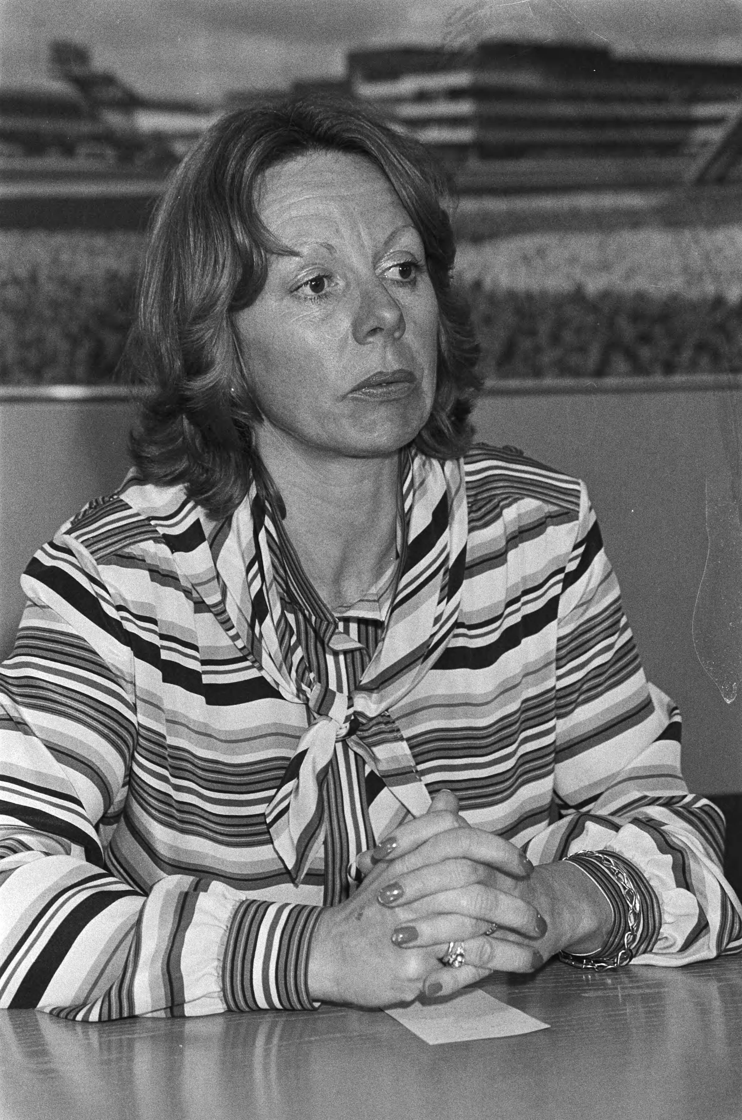 Fotocollectie Anefo — Aankomst staatssecretaris Smit Kroes op Schiphol na bezoek aan Saoedi Arabie , kop — Foto: Dijk, Hans van / Anefo. Licentie: Set B: Rechtenvrij / Publiek Domein. Bron: Nationaal Archief. http://hdl.handle.net/10648/acde2222-d0b4-102d-bcf8-003048976d84