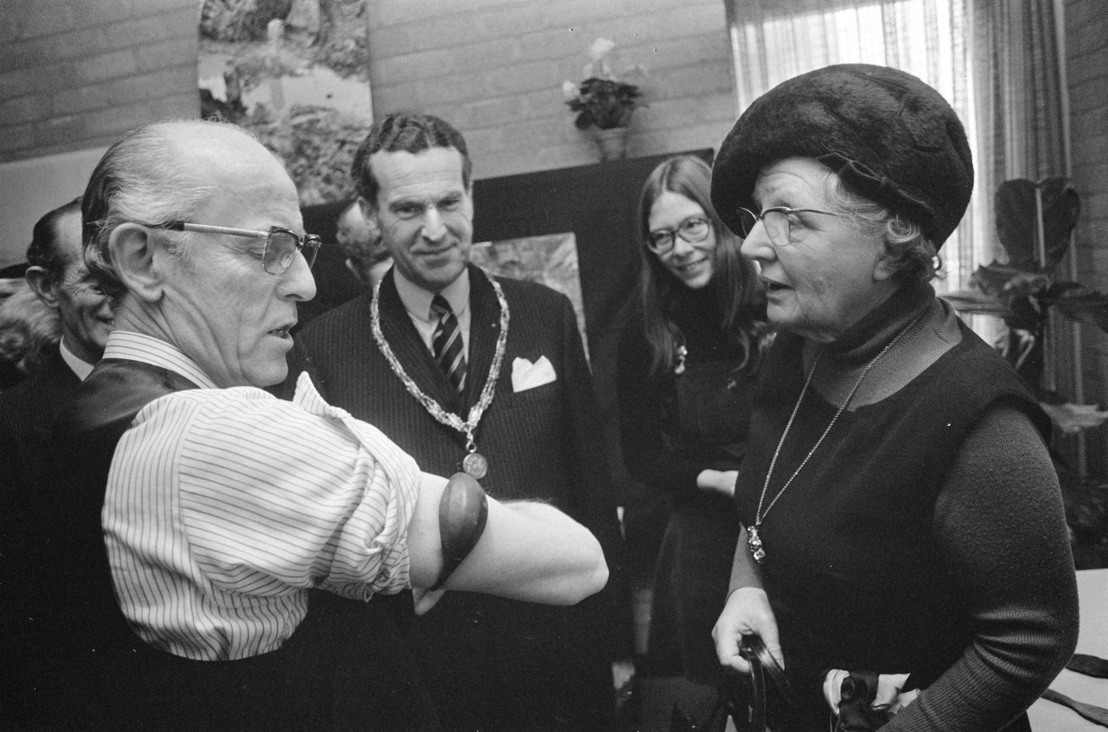 Koningin Juliana bekijkt in Zwammerdam de plaats waar een Romeins schip wordt opgegraven — Koningin Juliana bekijkt een Romeinse armband, op de achtergrond burgemeester R.M. Gallas — Foto: Fotograaf Onbekend / Anefo. Licentie: Set B: Rechtenvrij / Publiek Domein. Bron: Nationaal Archief. http://hdl.handle.net/10648/ac41de94-d0b4-102d-bcf8-003048976d84